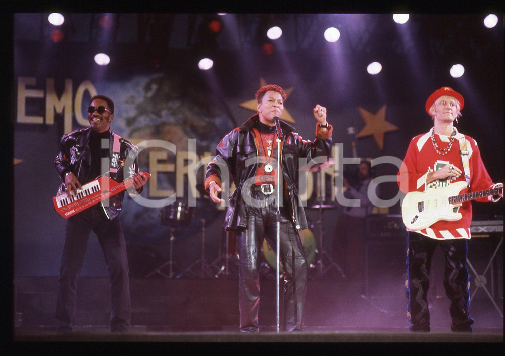 35mm vintage slide* 1991 SANREMO INTERNATIONAL William HENSHALL  LONDONBEAT 8 La band era formata nache da Jimmy Helms, George Chandler e da Jimmy ChambersDiapositiva d'epoca, in formato 35 mm. CONDIZIONI: GOODE' severamente vietata la riproduzione. Tutti i diritti sono riservati. ICharta mette in vendita, sul negozio eBay e in esclusiva sul sito "icharta" il proprio archivio composto da numerose diapositive e negativi fotografici d'epoca, tutti originali e autentici, che attraversano la storia del costume italiano tra gli la fine degli anni Sessanta e Novanta.Si tratta di uno sguardo inedito sull'attualit&agrave;, la politica, la vita quotidiana, il gossip e la cultura, che fotografa il cambiamento della nazione in quest'ultimo scorcio del XX secolo. Un'occasione unica per il mercato del collezionismo, che vede finalmente disponibile un archivio eccezionale per vastit&agrave;, tematiche e condizioni, in un settore (il negativo fotografico e la diapositiva) di assoluta novit&agrave; e dalle interessanti prospettive di investimento.  originale e autentica 1