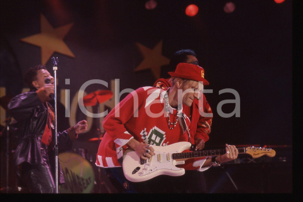 35mm vintage slide* 1991 SANREMO INTERNATIONAL William HENSHALL  LONDONBEAT 9 La band era formata nache da Jimmy Helms, George Chandler e da Jimmy ChambersDiapositiva d'epoca, in formato 35 mm. CONDIZIONI: GOODE' severamente vietata la riproduzione. Tutti i diritti sono riservati. ICharta mette in vendita, sul negozio eBay e in esclusiva sul sito "icharta" il proprio archivio composto da numerose diapositive e negativi fotografici d'epoca, tutti originali e autentici, che attraversano la storia del costume italiano tra gli la fine degli anni Sessanta e Novanta.Si tratta di uno sguardo inedito sull'attualit&agrave;, la politica, la vita quotidiana, il gossip e la cultura, che fotografa il cambiamento della nazione in quest'ultimo scorcio del XX secolo. Un'occasione unica per il mercato del collezionismo, che vede finalmente disponibile un archivio eccezionale per vastit&agrave;, tematiche e condizioni, in un settore (il negativo fotografico e la diapositiva) di assoluta novit&agrave; e dalle interessanti prospettive di investimento.  originale e autentica 1