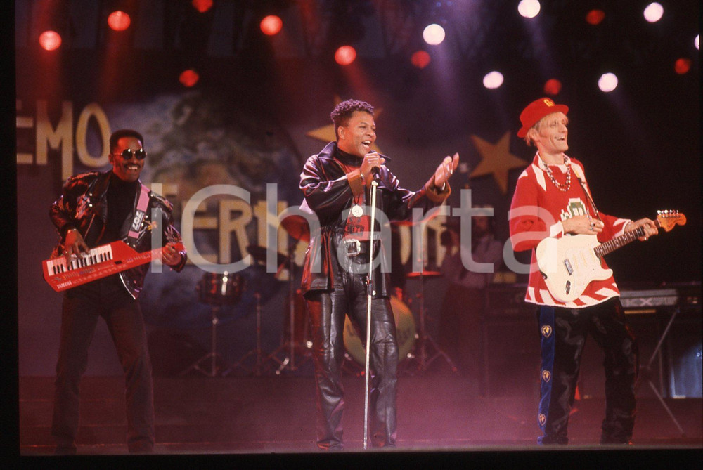 35mm vintage slide* 1991 SANREMO INTERNATIONAL William HENSHALL  LONDONBEAT 10 La band era formata nache da Jimmy Helms, George Chandler e da Jimmy ChambersDiapositiva d'epoca, in formato 35 mm. CONDIZIONI: GOODE' severamente vietata la riproduzione. Tutti i diritti sono riservati. ICharta mette in vendita, sul negozio eBay e in esclusiva sul sito "icharta" il proprio archivio composto da numerose diapositive e negativi fotografici d'epoca, tutti originali e autentici, che attraversano la storia del costume italiano tra gli la fine degli anni Sessanta e Novanta.Si tratta di uno sguardo inedito sull'attualit&agrave;, la politica, la vita quotidiana, il gossip e la cultura, che fotografa il cambiamento della nazione in quest'ultimo scorcio del XX secolo. Un'occasione unica per il mercato del collezionismo, che vede finalmente disponibile un archivio eccezionale per vastit&agrave;, tematiche e condizioni, in un settore (il negativo fotografico e la diapositiva) di assoluta novit&agrave; e dalle interessanti prospettive di investimento.  originale e autentica 1