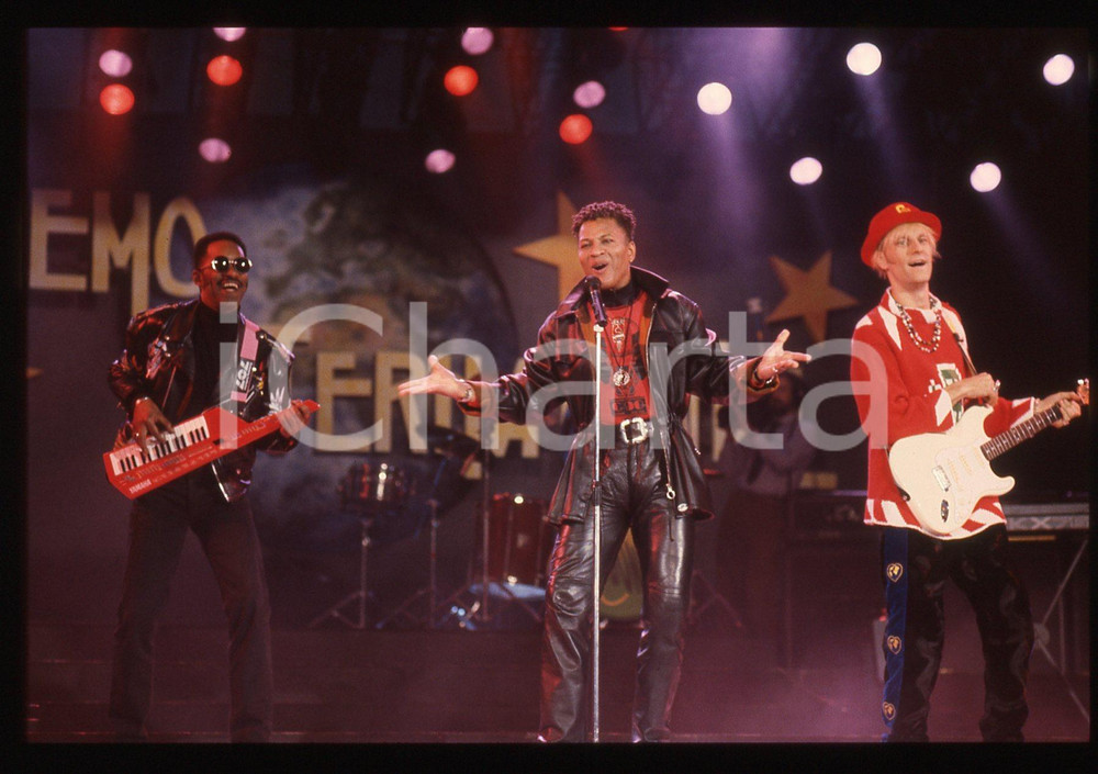 35mm vintage slide* 1991 SANREMO INTERNATIONAL William HENSHALL  LONDONBEAT 11 La band era formata nache da Jimmy Helms, George Chandler e da Jimmy ChambersDiapositiva d'epoca, in formato 35 mm. CONDIZIONI: GOODE' severamente vietata la riproduzione. Tutti i diritti sono riservati. ICharta mette in vendita, sul negozio eBay e in esclusiva sul sito "icharta" il proprio archivio composto da numerose diapositive e negativi fotografici d'epoca, tutti originali e autentici, che attraversano la storia del costume italiano tra gli la fine degli anni Sessanta e Novanta.Si tratta di uno sguardo inedito sull'attualit&agrave;, la politica, la vita quotidiana, il gossip e la cultura, che fotografa il cambiamento della nazione in quest'ultimo scorcio del XX secolo. Un'occasione unica per il mercato del collezionismo, che vede finalmente disponibile un archivio eccezionale per vastit&agrave;, tematiche e condizioni, in un settore (il negativo fotografico e la diapositiva) di assoluta novit&agrave; e dalle interessanti prospettive di investimento.  originale e autentica 1