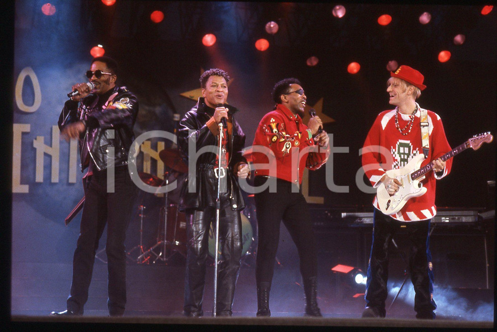 35mm vintage slide* 1991 SANREMO INTERNATIONAL George CHANDLER  LONDONBEAT 1 La band era formata anche da Jimmy Helms, William Henshall e da Jimmy ChambersDiapositiva d'epoca, in formato 35 mm. CONDIZIONI: GOODE' severamente vietata la riproduzione. Tutti i diritti sono riservati. ICharta mette in vendita, sul negozio eBay e in esclusiva sul sito "icharta" il proprio archivio composto da numerose diapositive e negativi fotografici d'epoca, tutti originali e autentici, che attraversano la storia del costume italiano tra gli la fine degli anni Sessanta e Novanta.Si tratta di uno sguardo inedito sull'attualit&agrave;, la politica, la vita quotidiana, il gossip e la cultura, che fotografa il cambiamento della nazione in quest'ultimo scorcio del XX secolo. Un'occasione unica per il mercato del collezionismo, che vede finalmente disponibile un archivio eccezionale per vastit&agrave;, tematiche e condizioni, in un settore (il negativo fotografico e la diapositiva) di assoluta novit&agrave; e dalle interessanti prospettive di investimento.  originale e autentica 1