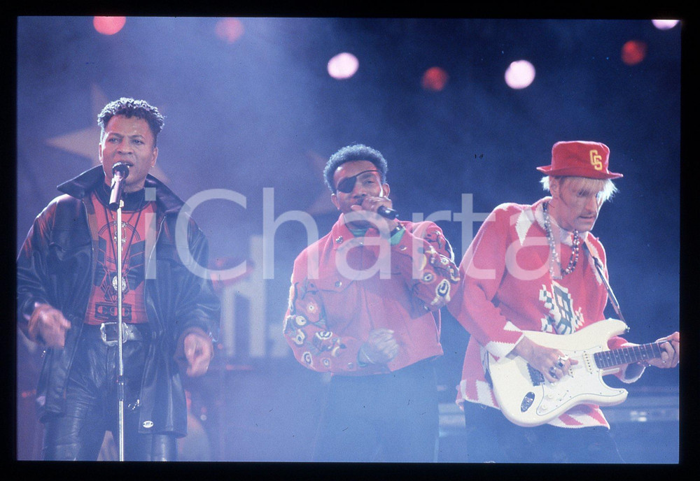 35mm vintage slide* 1991 SANREMO INTERNATIONAL George CHANDLER  LONDONBEAT 2 La band era formata anche da Jimmy Helms, William Henshall e da Jimmy ChambersDiapositiva d'epoca, in formato 35 mm. CONDIZIONI: GOODE' severamente vietata la riproduzione. Tutti i diritti sono riservati. ICharta mette in vendita, sul negozio eBay e in esclusiva sul sito "icharta" il proprio archivio composto da numerose diapositive e negativi fotografici d'epoca, tutti originali e autentici, che attraversano la storia del costume italiano tra gli la fine degli anni Sessanta e Novanta.Si tratta di uno sguardo inedito sull'attualit&agrave;, la politica, la vita quotidiana, il gossip e la cultura, che fotografa il cambiamento della nazione in quest'ultimo scorcio del XX secolo. Un'occasione unica per il mercato del collezionismo, che vede finalmente disponibile un archivio eccezionale per vastit&agrave;, tematiche e condizioni, in un settore (il negativo fotografico e la diapositiva) di assoluta novit&agrave; e dalle interessanti prospettive di investimento.  originale e autentica 1