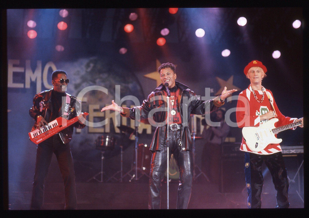 35mm vintage slide* 1991 SANREMO INTERNATIONAL George CHANDLER LONDONBEAT 3 La band era formata anche da Jimmy Helms, William Henshall e da Jimmy ChambersDiapositiva d'epoca, in formato 35 mm. CONDIZIONI: GOODE' severamente vietata la riproduzione. Tutti i diritti sono riservati. ICharta mette in vendita, sul negozio eBay e in esclusiva sul sito "icharta" il proprio archivio composto da numerose diapositive e negativi fotografici d'epoca, tutti originali e autentici, che attraversano la storia del costume italiano tra gli la fine degli anni Sessanta e Novanta.Si tratta di uno sguardo inedito sull'attualit&agrave;, la politica, la vita quotidiana, il gossip e la cultura, che fotografa il cambiamento della nazione in quest'ultimo scorcio del XX secolo. Un'occasione unica per il mercato del collezionismo, che vede finalmente disponibile un archivio eccezionale per vastit&agrave;, tematiche e condizioni, in un settore (il negativo fotografico e la diapositiva) di assoluta novit&agrave; e dalle interessanti prospettive di investimento.  originale e autentica 1