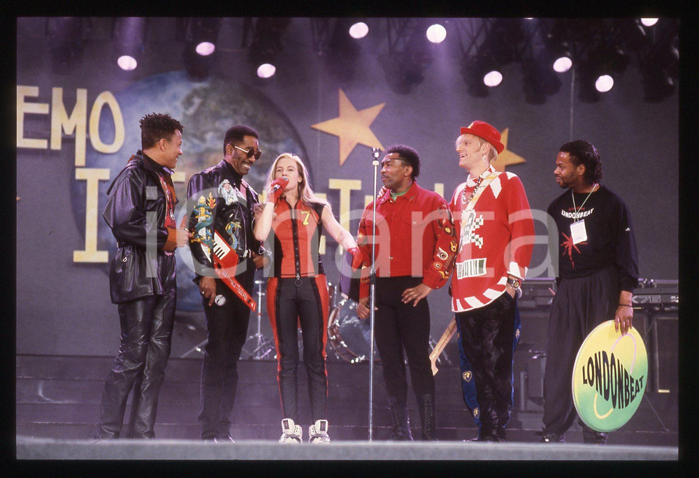 35mm vintage slide* 1991 SANREMO INTERNATIONAL William HENSHALL  LONDONBEAT 17 La band era formata nache da Jimmy Helms, George Chandler e da Jimmy ChambersDiapositiva d'epoca, in formato 35 mm. CONDIZIONI: GOODE' severamente vietata la riproduzione. Tutti i diritti sono riservati. ICharta mette in vendita, sul negozio eBay e in esclusiva sul sito "icharta" il proprio archivio composto da numerose diapositive e negativi fotografici d'epoca, tutti originali e autentici, che attraversano la storia del costume italiano tra gli la fine degli anni Sessanta e Novanta.Si tratta di uno sguardo inedito sull'attualit&agrave;, la politica, la vita quotidiana, il gossip e la cultura, che fotografa il cambiamento della nazione in quest'ultimo scorcio del XX secolo. Un'occasione unica per il mercato del collezionismo, che vede finalmente disponibile un archivio eccezionale per vastit&agrave;, tematiche e condizioni, in un settore (il negativo fotografico e la diapositiva) di assoluta novit&agrave; e dalle interessanti prospettive di investimento.  originale e autentica 1
