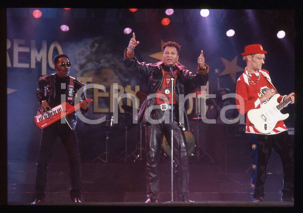 35mm vintage slide* 1991 SANREMO INTERNATIONAL George CHANDLER LONDONBEAT 4 La band era formata anche da Jimmy Helms, William Henshall e da Jimmy ChambersDiapositiva d'epoca, in formato 35 mm. CONDIZIONI: GOODE' severamente vietata la riproduzione. Tutti i diritti sono riservati. ICharta mette in vendita, sul negozio eBay e in esclusiva sul sito "icharta" il proprio archivio composto da numerose diapositive e negativi fotografici d'epoca, tutti originali e autentici, che attraversano la storia del costume italiano tra gli la fine degli anni Sessanta e Novanta.Si tratta di uno sguardo inedito sull'attualit&agrave;, la politica, la vita quotidiana, il gossip e la cultura, che fotografa il cambiamento della nazione in quest'ultimo scorcio del XX secolo. Un'occasione unica per il mercato del collezionismo, che vede finalmente disponibile un archivio eccezionale per vastit&agrave;, tematiche e condizioni, in un settore (il negativo fotografico e la diapositiva) di assoluta novit&agrave; e dalle interessanti prospettive di investimento.  originale e autentica 1