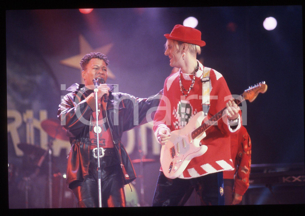 35mm vintage slide* 1991 SANREMO INTERNATIONAL George CHANDLER LONDONBEAT 5 La band era formata anche da Jimmy Helms, William Henshall e da Jimmy ChambersDiapositiva d'epoca, in formato 35 mm. CONDIZIONI: GOODE' severamente vietata la riproduzione. Tutti i diritti sono riservati. ICharta mette in vendita, sul negozio eBay e in esclusiva sul sito "icharta" il proprio archivio composto da numerose diapositive e negativi fotografici d'epoca, tutti originali e autentici, che attraversano la storia del costume italiano tra gli la fine degli anni Sessanta e Novanta.Si tratta di uno sguardo inedito sull'attualit&agrave;, la politica, la vita quotidiana, il gossip e la cultura, che fotografa il cambiamento della nazione in quest'ultimo scorcio del XX secolo. Un'occasione unica per il mercato del collezionismo, che vede finalmente disponibile un archivio eccezionale per vastit&agrave;, tematiche e condizioni, in un settore (il negativo fotografico e la diapositiva) di assoluta novit&agrave; e dalle interessanti prospettive di investimento.  originale e autentica 1