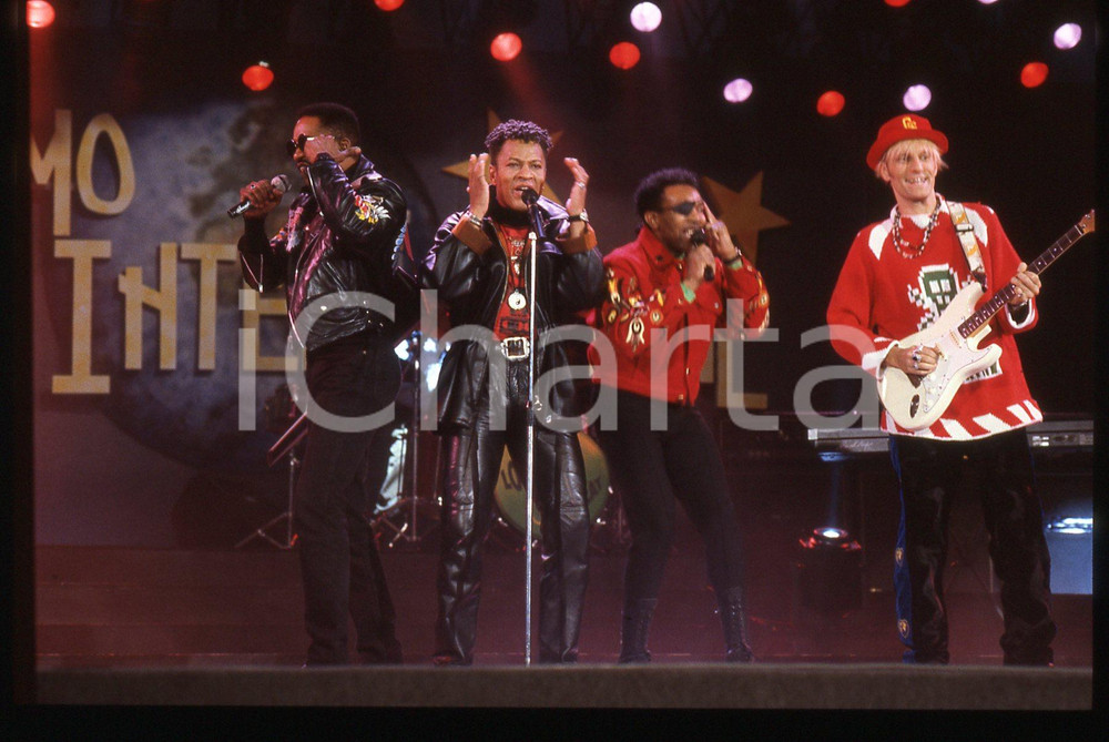 35mm vintage slide* 1991 SANREMO INTERNATIONAL George CHANDLER  LONDONBEAT 7 La band era formata anche da Jimmy Helms, William Henshall e da Jimmy ChambersDiapositiva d'epoca, in formato 35 mm. CONDIZIONI: GOODE' severamente vietata la riproduzione. Tutti i diritti sono riservati. ICharta mette in vendita, sul negozio eBay e in esclusiva sul sito "icharta" il proprio archivio composto da numerose diapositive e negativi fotografici d'epoca, tutti originali e autentici, che attraversano la storia del costume italiano tra gli la fine degli anni Sessanta e Novanta.Si tratta di uno sguardo inedito sull'attualit&agrave;, la politica, la vita quotidiana, il gossip e la cultura, che fotografa il cambiamento della nazione in quest'ultimo scorcio del XX secolo. Un'occasione unica per il mercato del collezionismo, che vede finalmente disponibile un archivio eccezionale per vastit&agrave;, tematiche e condizioni, in un settore (il negativo fotografico e la diapositiva) di assoluta novit&agrave; e dalle interessanti prospettive di investimento.  originale e autentica 1