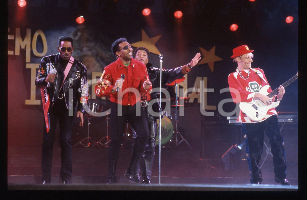 35mm vintage slide* 1991 SANREMO INTERNATIONAL Jimmy CHAMBERS  LONDONBEAT 21 La band era formata anche da Jimmy Helms, George Chandler e da William HenshallDiapositiva d'epoca, in formato 35 mm. CONDIZIONI: GOODE' severamente vietata la riproduzione. Tutti i diritti sono riservati. ICharta mette in vendita, sul negozio eBay e in esclusiva sul sito "icharta" il proprio archivio composto da numerose diapositive e negativi fotografici d'epoca, tutti originali e autentici, che attraversano la storia del costume italiano tra gli la fine degli anni Sessanta e Novanta.Si tratta di uno sguardo inedito sull'attualit&agrave;, la politica, la vita quotidiana, il gossip e la cultura, che fotografa il cambiamento della nazione in quest'ultimo scorcio del XX secolo. Un'occasione unica per il mercato del collezionismo, che vede finalmente disponibile un archivio eccezionale per vastit&agrave;, tematiche e condizioni, in un settore (il negativo fotografico e la diapositiva) di assoluta novit&agrave; e dalle interessanti prospettive di investimento.  originale e autentica 1