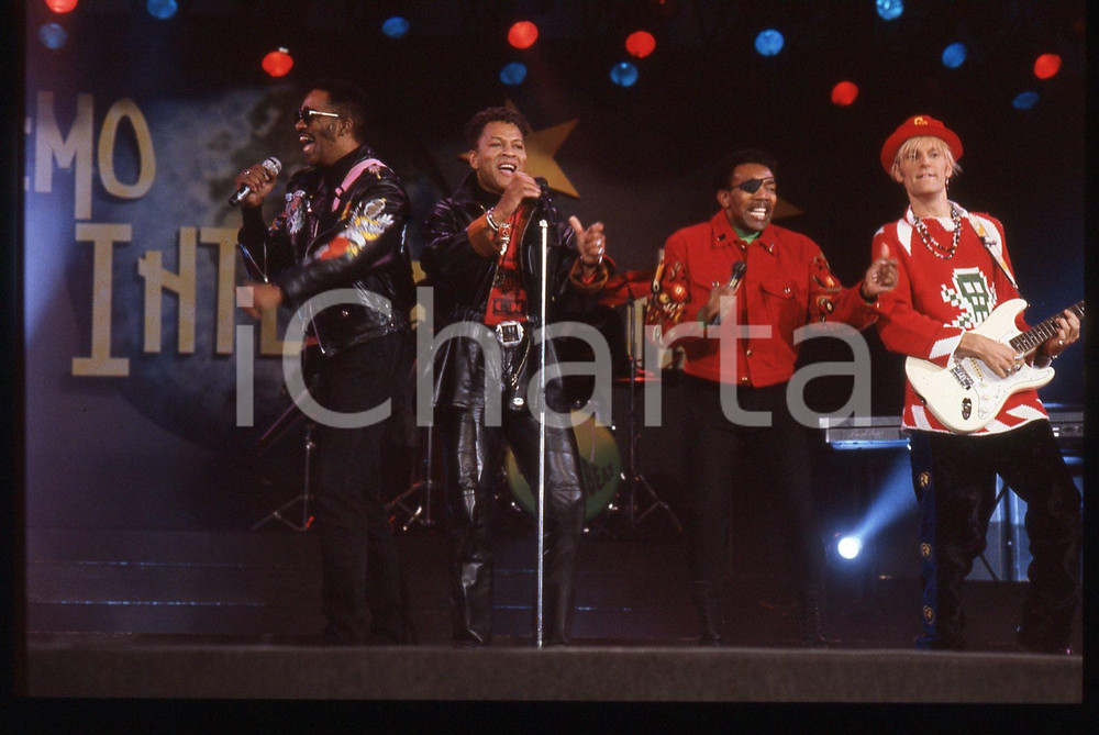 35mm vintage slide* 1991 SANREMO INTERNATIONAL George CHANDLER  LONDONBEAT 22 La band era formata anche da Jimmy Helms, William Henshall e da Jimmy ChambersDiapositiva d'epoca, in formato 35 mm. CONDIZIONI: GOODE' severamente vietata la riproduzione. Tutti i diritti sono riservati. ICharta mette in vendita, sul negozio eBay e in esclusiva sul sito "icharta" il proprio archivio composto da numerose diapositive e negativi fotografici d'epoca, tutti originali e autentici, che attraversano la storia del costume italiano tra gli la fine degli anni Sessanta e Novanta.Si tratta di uno sguardo inedito sull'attualit&agrave;, la politica, la vita quotidiana, il gossip e la cultura, che fotografa il cambiamento della nazione in quest'ultimo scorcio del XX secolo. Un'occasione unica per il mercato del collezionismo, che vede finalmente disponibile un archivio eccezionale per vastit&agrave;, tematiche e condizioni, in un settore (il negativo fotografico e la diapositiva) di assoluta novit&agrave; e dalle interessanti prospettive di investimento.  originale e autentica 1
