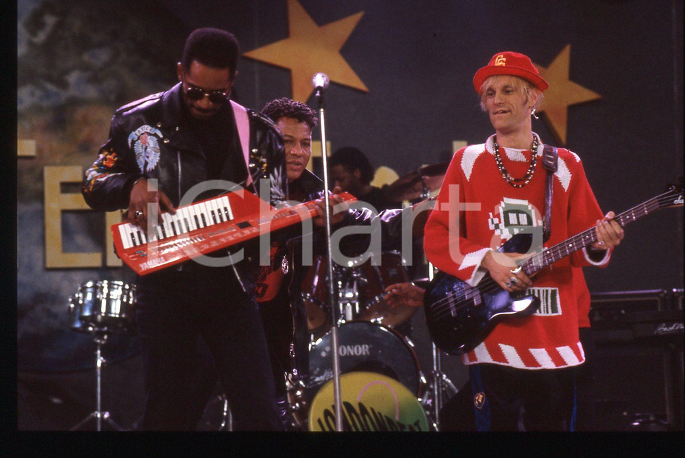 35mm vintage slide* 1991 SANREMO INTERNATIONAL Jimmy HELMS LONDONBEAT 23 La band era formata anche da William Henshall, George Chandler e da Jimmy ChambersDiapositiva d'epoca, in formato 35 mm. CONDIZIONI: GOODE' severamente vietata la riproduzione. Tutti i diritti sono riservati. ICharta mette in vendita, sul negozio eBay e in esclusiva sul sito "icharta" il proprio archivio composto da numerose diapositive e negativi fotografici d'epoca, tutti originali e autentici, che attraversano la storia del costume italiano tra gli la fine degli anni Sessanta e Novanta.Si tratta di uno sguardo inedito sull'attualit&agrave;, la politica, la vita quotidiana, il gossip e la cultura, che fotografa il cambiamento della nazione in quest'ultimo scorcio del XX secolo. Un'occasione unica per il mercato del collezionismo, che vede finalmente disponibile un archivio eccezionale per vastit&agrave;, tematiche e condizioni, in un settore (il negativo fotografico e la diapositiva) di assoluta novit&agrave; e dalle interessanti prospettive di investimento.  originale e autentica 1