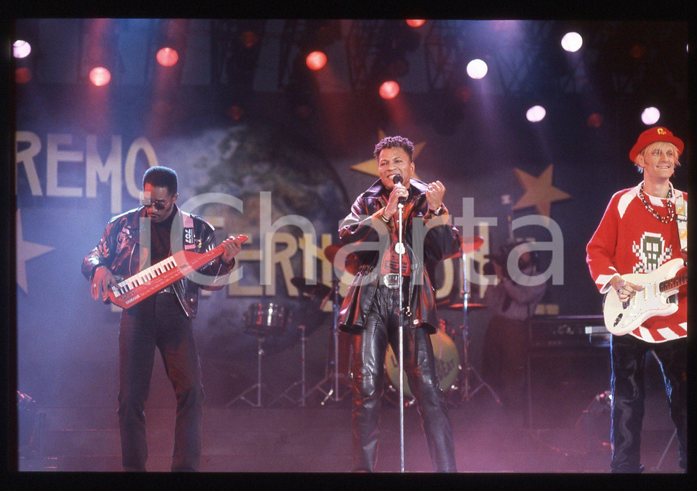 35mm vintage slide* 1991 SANREMO INTERNATIONAL George CHANDLER  LONDONBEAT 24 La band era formata anche da Jimmy Helms, William Henshall e da Jimmy ChambersDiapositiva d'epoca, in formato 35 mm. CONDIZIONI: GOODE' severamente vietata la riproduzione. Tutti i diritti sono riservati. ICharta mette in vendita, sul negozio eBay e in esclusiva sul sito "icharta" il proprio archivio composto da numerose diapositive e negativi fotografici d'epoca, tutti originali e autentici, che attraversano la storia del costume italiano tra gli la fine degli anni Sessanta e Novanta.Si tratta di uno sguardo inedito sull'attualit&agrave;, la politica, la vita quotidiana, il gossip e la cultura, che fotografa il cambiamento della nazione in quest'ultimo scorcio del XX secolo. Un'occasione unica per il mercato del collezionismo, che vede finalmente disponibile un archivio eccezionale per vastit&agrave;, tematiche e condizioni, in un settore (il negativo fotografico e la diapositiva) di assoluta novit&agrave; e dalle interessanti prospettive di investimento.  originale e autentica 1