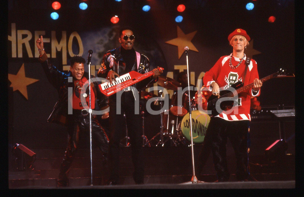35mm vintage slide* 1991 SANREMO INTERNATIONAL Jimmy HELMS  LONDONBEAT 25 La band era formata anche da William Henshall, George Chandler e da Jimmy ChambersDiapositiva d'epoca, in formato 35 mm. CONDIZIONI: GOODE' severamente vietata la riproduzione. Tutti i diritti sono riservati. ICharta mette in vendita, sul negozio eBay e in esclusiva sul sito "icharta" il proprio archivio composto da numerose diapositive e negativi fotografici d'epoca, tutti originali e autentici, che attraversano la storia del costume italiano tra gli la fine degli anni Sessanta e Novanta.Si tratta di uno sguardo inedito sull'attualit&agrave;, la politica, la vita quotidiana, il gossip e la cultura, che fotografa il cambiamento della nazione in quest'ultimo scorcio del XX secolo. Un'occasione unica per il mercato del collezionismo, che vede finalmente disponibile un archivio eccezionale per vastit&agrave;, tematiche e condizioni, in un settore (il negativo fotografico e la diapositiva) di assoluta novit&agrave; e dalle interessanti prospettive di investimento.  originale e autentica 1