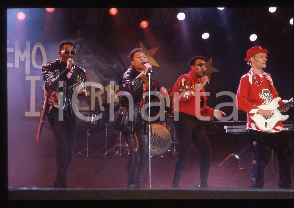35mm vintage slide* 1991 SANREMO INTERNATIONAL George CHANDLER  LONDONBEAT 27 La band era formata anche da Jimmy Helms, William Henshall e da Jimmy ChambersDiapositiva d'epoca, in formato 35 mm. CONDIZIONI: GOODE' severamente vietata la riproduzione. Tutti i diritti sono riservati. ICharta mette in vendita, sul negozio eBay e in esclusiva sul sito "icharta" il proprio archivio composto da numerose diapositive e negativi fotografici d'epoca, tutti originali e autentici, che attraversano la storia del costume italiano tra gli la fine degli anni Sessanta e Novanta.Si tratta di uno sguardo inedito sull'attualit&agrave;, la politica, la vita quotidiana, il gossip e la cultura, che fotografa il cambiamento della nazione in quest'ultimo scorcio del XX secolo. Un'occasione unica per il mercato del collezionismo, che vede finalmente disponibile un archivio eccezionale per vastit&agrave;, tematiche e condizioni, in un settore (il negativo fotografico e la diapositiva) di assoluta novit&agrave; e dalle interessanti prospettive di investimento.  originale e autentica 1