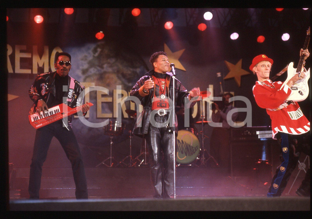 35mm vintage slide* 1991 SANREMO INTERNATIONAL George CHANDLER  LONDONBEAT 28 La band era formata anche da Jimmy Helms, William Henshall e da Jimmy ChambersDiapositiva d'epoca, in formato 35 mm. CONDIZIONI: GOODE' severamente vietata la riproduzione. Tutti i diritti sono riservati. ICharta mette in vendita, sul negozio eBay e in esclusiva sul sito "icharta" il proprio archivio composto da numerose diapositive e negativi fotografici d'epoca, tutti originali e autentici, che attraversano la storia del costume italiano tra gli la fine degli anni Sessanta e Novanta.Si tratta di uno sguardo inedito sull'attualit&agrave;, la politica, la vita quotidiana, il gossip e la cultura, che fotografa il cambiamento della nazione in quest'ultimo scorcio del XX secolo. Un'occasione unica per il mercato del collezionismo, che vede finalmente disponibile un archivio eccezionale per vastit&agrave;, tematiche e condizioni, in un settore (il negativo fotografico e la diapositiva) di assoluta novit&agrave; e dalle interessanti prospettive di investimento.  originale e autentica 1