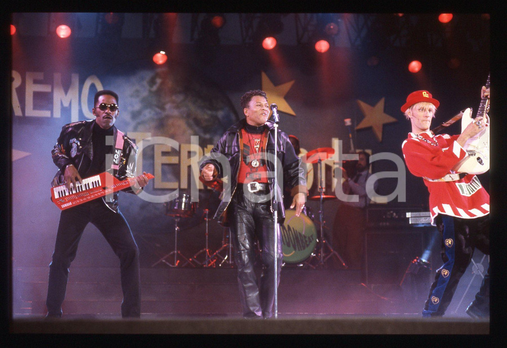 35mm vintage slide* 1991 SANREMO INTERNATIONAL George CHANDLER  LONDONBEAT 29 La band era formata anche da Jimmy Helms, William Henshall e da Jimmy ChambersDiapositiva d'epoca, in formato 35 mm. CONDIZIONI: GOODE' severamente vietata la riproduzione. Tutti i diritti sono riservati. ICharta mette in vendita, sul negozio eBay e in esclusiva sul sito "icharta" il proprio archivio composto da numerose diapositive e negativi fotografici d'epoca, tutti originali e autentici, che attraversano la storia del costume italiano tra gli la fine degli anni Sessanta e Novanta.Si tratta di uno sguardo inedito sull'attualit&agrave;, la politica, la vita quotidiana, il gossip e la cultura, che fotografa il cambiamento della nazione in quest'ultimo scorcio del XX secolo. Un'occasione unica per il mercato del collezionismo, che vede finalmente disponibile un archivio eccezionale per vastit&agrave;, tematiche e condizioni, in un settore (il negativo fotografico e la diapositiva) di assoluta novit&agrave; e dalle interessanti prospettive di investimento.  originale e autentica 1