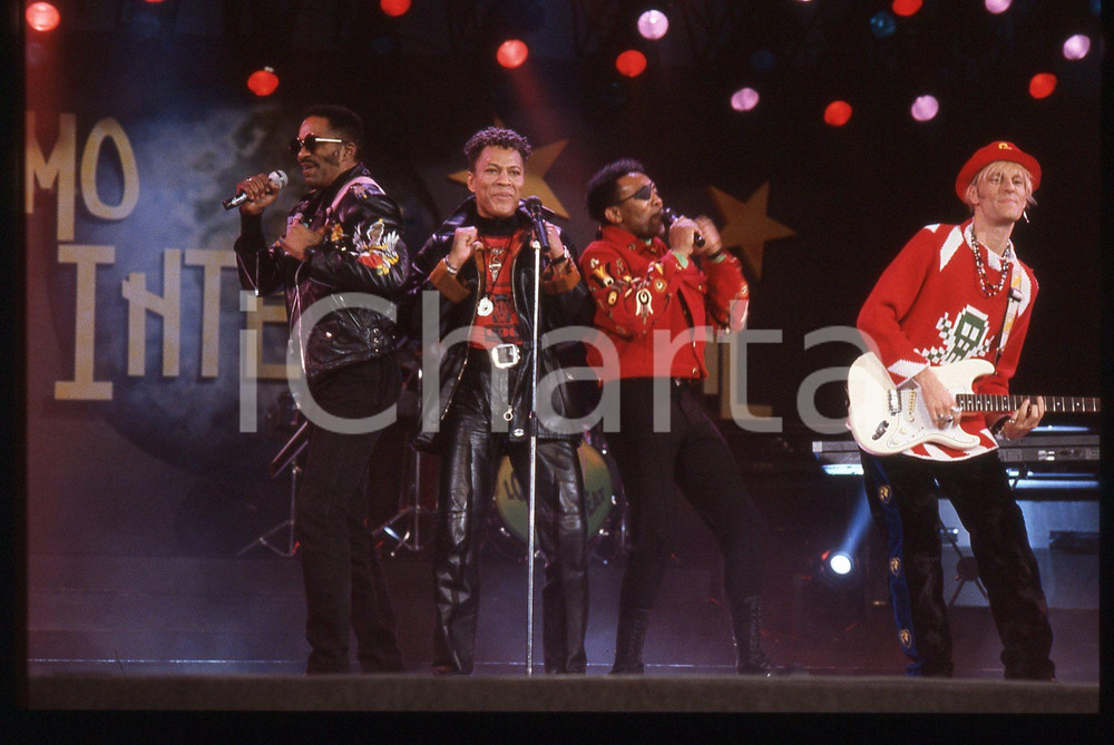 35mm vintage slide* 1991 SANREMO INTERNATIONAL George CHANDLER  LONDONBEAT 30 Nella diapositiva compaiono anche  Jimmy Helms, William Henshall e Jimmy ChambersDiapositiva d'epoca, in formato 35 mm. CONDIZIONI: GOODE' severamente vietata la riproduzione. Tutti i diritti sono riservati. ICharta mette in vendita, sul negozio eBay e in esclusiva sul sito "icharta" il proprio archivio composto da numerose diapositive e negativi fotografici d'epoca, tutti originali e autentici, che attraversano la storia del costume italiano tra gli la fine degli anni Sessanta e Novanta.Si tratta di uno sguardo inedito sull'attualit&agrave;, la politica, la vita quotidiana, il gossip e la cultura, che fotografa il cambiamento della nazione in quest'ultimo scorcio del XX secolo. Un'occasione unica per il mercato del collezionismo, che vede finalmente disponibile un archivio eccezionale per vastit&agrave;, tematiche e condizioni, in un settore (il negativo fotografico e la diapositiva) di assoluta novit&agrave; e dalle interessanti prospettive di investimento.  originale e autentica 1