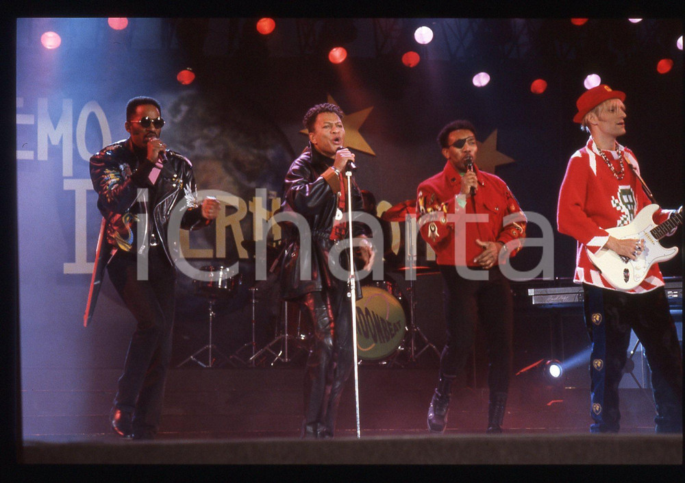 35mm vintage slide* 1991 SANREMO INTERNATIONAL George CHANDLER  LONDONBEAT 31 Nella diapositiva compaiono anche Jimmy Helms, William Henshall e Jimmy ChambersDiapositiva d'epoca, in formato 35 mm. CONDIZIONI: GOODE' severamente vietata la riproduzione. Tutti i diritti sono riservati. ICharta mette in vendita, sul negozio eBay e in esclusiva sul sito "icharta" il proprio archivio composto da numerose diapositive e negativi fotografici d'epoca, tutti originali e autentici, che attraversano la storia del costume italiano tra gli la fine degli anni Sessanta e Novanta.Si tratta di uno sguardo inedito sull'attualit&agrave;, la politica, la vita quotidiana, il gossip e la cultura, che fotografa il cambiamento della nazione in quest'ultimo scorcio del XX secolo. Un'occasione unica per il mercato del collezionismo, che vede finalmente disponibile un archivio eccezionale per vastit&agrave;, tematiche e condizioni, in un settore (il negativo fotografico e la diapositiva) di assoluta novit&agrave; e dalle interessanti prospettive di investimento.  originale e autentica 1