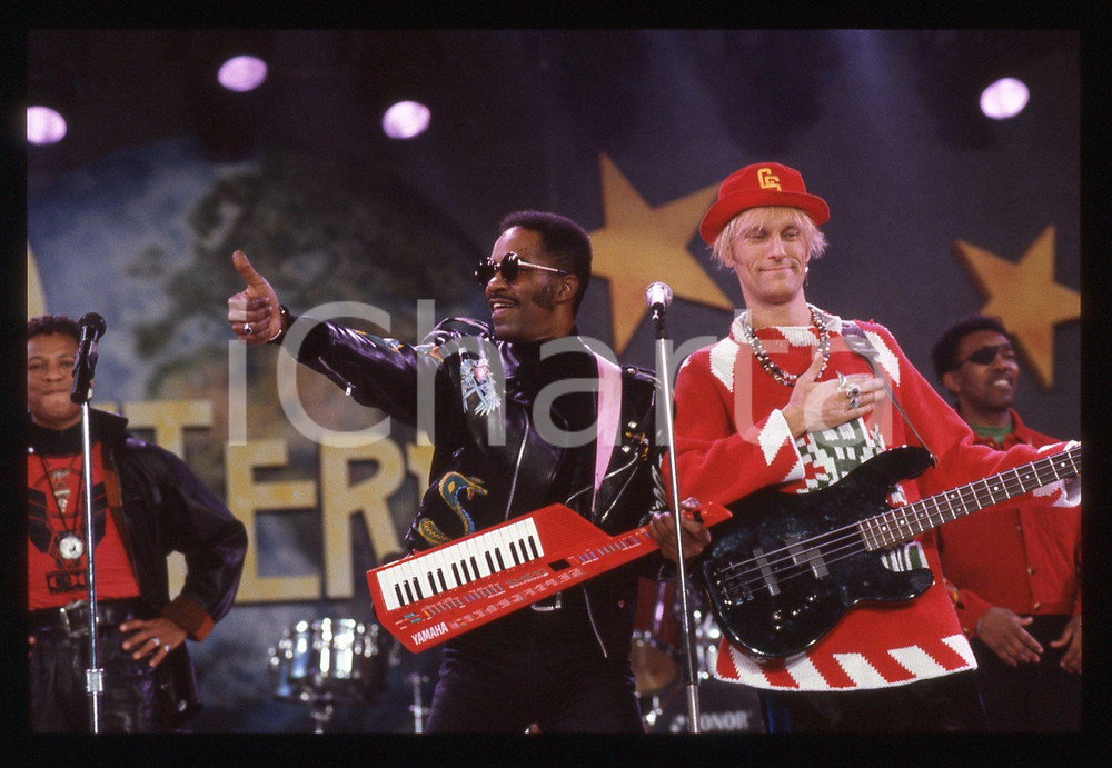 35mm vintage slide* 1991 SANREMO INTERNATIONAL Jimmy HELMS  LONDONBEAT 33 Nella diapositiva compare anche William HenshallDiapositiva d'epoca, in formato 35 mm. CONDIZIONI: GOODE' severamente vietata la riproduzione. Tutti i diritti sono riservati. ICharta mette in vendita, sul negozio eBay e in esclusiva sul sito "icharta" il proprio archivio composto da numerose diapositive e negativi fotografici d'epoca, tutti originali e autentici, che attraversano la storia del costume italiano tra gli la fine degli anni Sessanta e Novanta.Si tratta di uno sguardo inedito sull'attualit&agrave;, la politica, la vita quotidiana, il gossip e la cultura, che fotografa il cambiamento della nazione in quest'ultimo scorcio del XX secolo. Un'occasione unica per il mercato del collezionismo, che vede finalmente disponibile un archivio eccezionale per vastit&agrave;, tematiche e condizioni, in un settore (il negativo fotografico e la diapositiva) di assoluta novit&agrave; e dalle interessanti prospettive di investimento.  originale e autentica 1