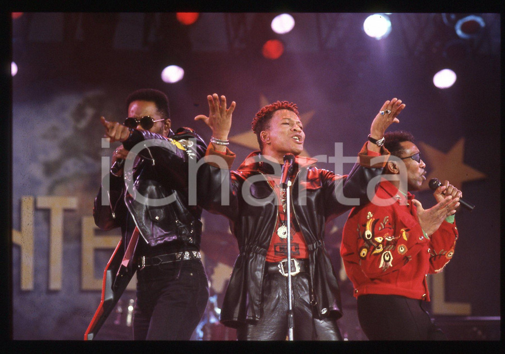 35mm vintage slide 1991 SANREMO INTERNATIONAL George CHANDLER dei LONDONBEAT (1 Nella diapositiva compaiono anche Jimmy Helms e Jimmy ChambersDiapositiva d'epoca, in formato 35 mm. CONDIZIONI: GOODE' severamente vietata la riproduzione. Tutti i diritti sono riservati. ICharta mette in vendita, sul negozio eBay e in esclusiva sul sito "icharta" il proprio archivio composto da numerose diapositive e negativi fotografici d'epoca, tutti originali e autentici, che attraversano la storia del costume italiano tra gli la fine degli anni Sessanta e Novanta.Si tratta di uno sguardo inedito sull'attualit&agrave;, la politica, la vita quotidiana, il gossip e la cultura, che fotografa il cambiamento della nazione in quest'ultimo scorcio del XX secolo. Un'occasione unica per il mercato del collezionismo, che vede finalmente disponibile un archivio eccezionale per vastit&agrave;, tematiche e condizioni, in un settore (il negativo fotografico e la diapositiva) di assoluta novit&agrave; e dalle interessanti prospettive di investimento.  originale e autentica 1