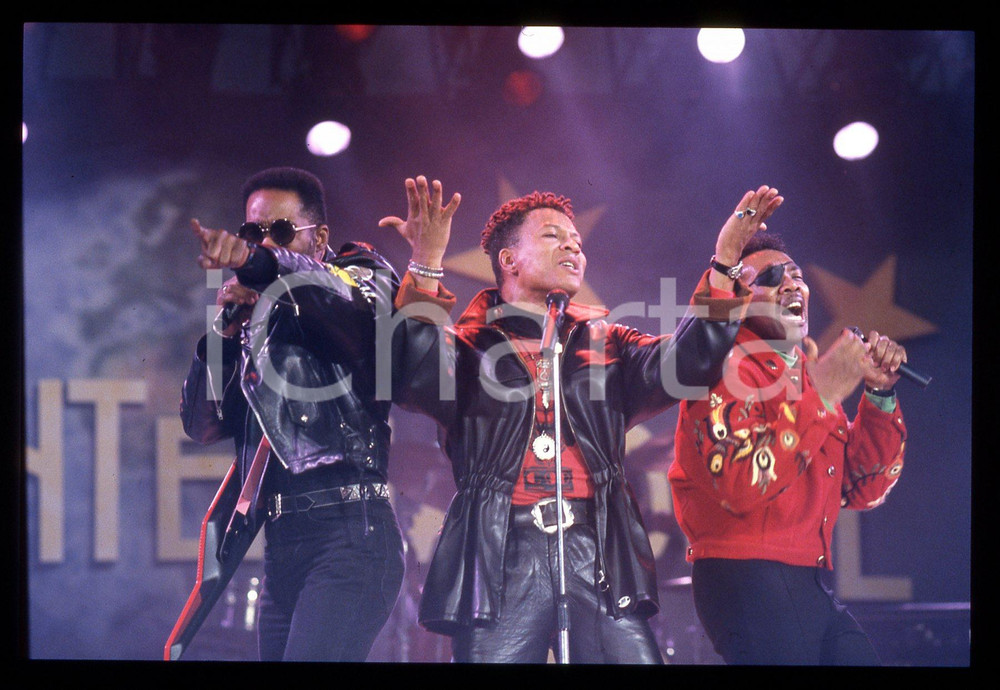35mm vintage slide* 1991 SANREMO INTERNATIONAL George CHANDLER dei LONDONBEAT (2 Nella diapositiva compaiono anche Jimmy Helms e Jimmy ChambersDiapositiva d'epoca, in formato 35 mm. CONDIZIONI: GOODE' severamente vietata la riproduzione. Tutti i diritti sono riservati. ICharta mette in vendita, sul negozio eBay e in esclusiva sul sito "icharta" il proprio archivio composto da numerose diapositive e negativi fotografici d'epoca, tutti originali e autentici, che attraversano la storia del costume italiano tra gli la fine degli anni Sessanta e Novanta.Si tratta di uno sguardo inedito sull'attualit&agrave;, la politica, la vita quotidiana, il gossip e la cultura, che fotografa il cambiamento della nazione in quest'ultimo scorcio del XX secolo. Un'occasione unica per il mercato del collezionismo, che vede finalmente disponibile un archivio eccezionale per vastit&agrave;, tematiche e condizioni, in un settore (il negativo fotografico e la diapositiva) di assoluta novit&agrave; e dalle interessanti prospettive di investimento.  originale e autentica 1