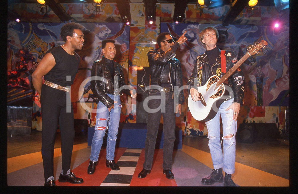 35mm vintage slide* 1990ca MUSICA Jimmy CHAMBERS Jimmy HELMS LONDONBEAT (15) Nella diapositiva compaiono anche George Chandler e William HenshallDiapositiva d'epoca, in formato 35 mm. CONDIZIONI: GOODE' severamente vietata la riproduzione. Tutti i diritti sono riservati. ICharta mette in vendita, sul negozio eBay e in esclusiva sul sito "icharta" il proprio archivio composto da numerose diapositive e negativi fotografici d'epoca, tutti originali e autentici, che attraversano la storia del costume italiano tra gli la fine degli anni Sessanta e Novanta.Si tratta di uno sguardo inedito sull'attualit&agrave;, la politica, la vita quotidiana, il gossip e la cultura, che fotografa il cambiamento della nazione in quest'ultimo scorcio del XX secolo. Un'occasione unica per il mercato del collezionismo, che vede finalmente disponibile un archivio eccezionale per vastit&agrave;, tematiche e condizioni, in un settore (il negativo fotografico e la diapositiva) di assoluta novit&agrave; e dalle interessanti prospettive di investimento.  originale e autentica 1