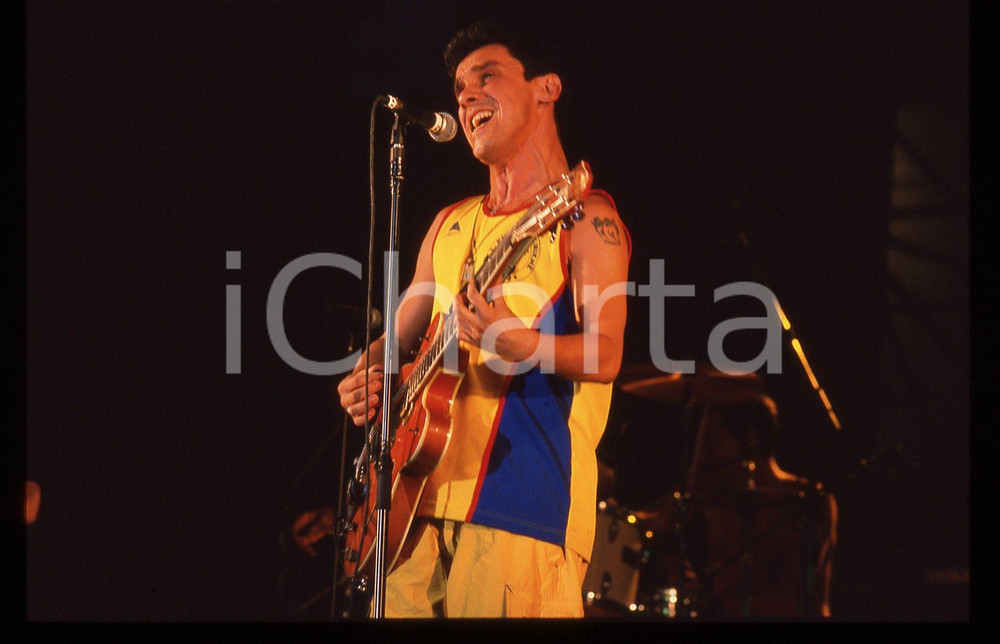 35mm vintage slide* 2001 MILANO Manu CHAO Concerto in Piazza del Duomo (1) Diapositiva d'epoca, in formato 35 mm. CONDIZIONI: GOODE' severamente vietata la riproduzione. Tutti i diritti sono riservati. ICharta mette in vendita, sul negozio eBay e in esclusiva sul sito "icharta" il proprio archivio composto da numerose diapositive e negativi fotografici d'epoca, tutti originali e autentici, che attraversano la storia del costume italiano tra gli la fine degli anni Sessanta e Novanta.Si tratta di uno sguardo inedito sull'attualit&agrave;, la politica, la vita quotidiana, il gossip e la cultura, che fotografa il cambiamento della nazione in quest'ultimo scorcio del XX secolo. Un'occasione unica per il mercato del collezionismo, che vede finalmente disponibile un archivio eccezionale per vastit&agrave;, tematiche e condizioni, in un settore (il negativo fotografico e la diapositiva) di assoluta novit&agrave; e dalle interessanti prospettive di investimento.  originale e autentica 1