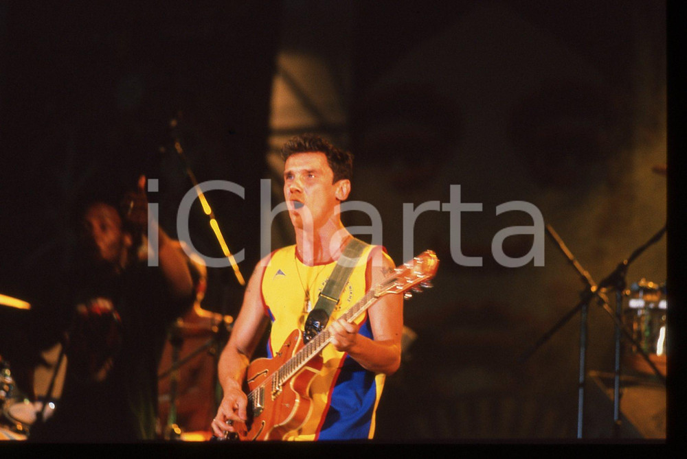35mm vintage slide* 2001 MILANO Manu CHAO in concerto in Piazza del Duomo (2) Diapositiva d'epoca, in formato 35 mm. CONDIZIONI: GOODE' severamente vietata la riproduzione. Tutti i diritti sono riservati. ICharta mette in vendita, sul negozio eBay e in esclusiva sul sito "icharta" il proprio archivio composto da numerose diapositive e negativi fotografici d'epoca, tutti originali e autentici, che attraversano la storia del costume italiano tra gli la fine degli anni Sessanta e Novanta.Si tratta di uno sguardo inedito sull'attualit&agrave;, la politica, la vita quotidiana, il gossip e la cultura, che fotografa il cambiamento della nazione in quest'ultimo scorcio del XX secolo. Un'occasione unica per il mercato del collezionismo, che vede finalmente disponibile un archivio eccezionale per vastit&agrave;, tematiche e condizioni, in un settore (il negativo fotografico e la diapositiva) di assoluta novit&agrave; e dalle interessanti prospettive di investimento.  originale e autentica 1