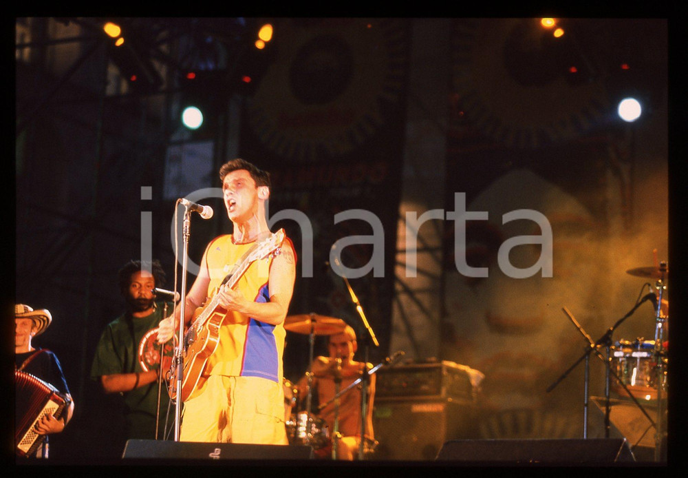 35mm vintage slide* 2001 MILANO Manu CHAO in concerto in Piazza del Duomo (3) Diapositiva d'epoca, in formato 35 mm. CONDIZIONI: GOODE' severamente vietata la riproduzione. Tutti i diritti sono riservati. ICharta mette in vendita, sul negozio eBay e in esclusiva sul sito "icharta" il proprio archivio composto da numerose diapositive e negativi fotografici d'epoca, tutti originali e autentici, che attraversano la storia del costume italiano tra gli la fine degli anni Sessanta e Novanta.Si tratta di uno sguardo inedito sull'attualit&agrave;, la politica, la vita quotidiana, il gossip e la cultura, che fotografa il cambiamento della nazione in quest'ultimo scorcio del XX secolo. Un'occasione unica per il mercato del collezionismo, che vede finalmente disponibile un archivio eccezionale per vastit&agrave;, tematiche e condizioni, in un settore (il negativo fotografico e la diapositiva) di assoluta novit&agrave; e dalle interessanti prospettive di investimento.  originale e autentica 1