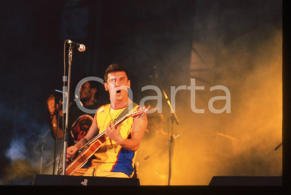 35mm vintage slide* 2001 MILANO Manu CHAO in concerto in Piazza del Duomo (9) Diapositiva d'epoca, in formato 35 mm. CONDIZIONI: GOODE' severamente vietata la riproduzione. Tutti i diritti sono riservati. ICharta mette in vendita, sul negozio eBay e in esclusiva sul sito "icharta" il proprio archivio composto da numerose diapositive e negativi fotografici d'epoca, tutti originali e autentici, che attraversano la storia del costume italiano tra gli la fine degli anni Sessanta e Novanta.Si tratta di uno sguardo inedito sull'attualit&agrave;, la politica, la vita quotidiana, il gossip e la cultura, che fotografa il cambiamento della nazione in quest'ultimo scorcio del XX secolo. Un'occasione unica per il mercato del collezionismo, che vede finalmente disponibile un archivio eccezionale per vastit&agrave;, tematiche e condizioni, in un settore (il negativo fotografico e la diapositiva) di assoluta novit&agrave; e dalle interessanti prospettive di investimento.  originale e autentica 1