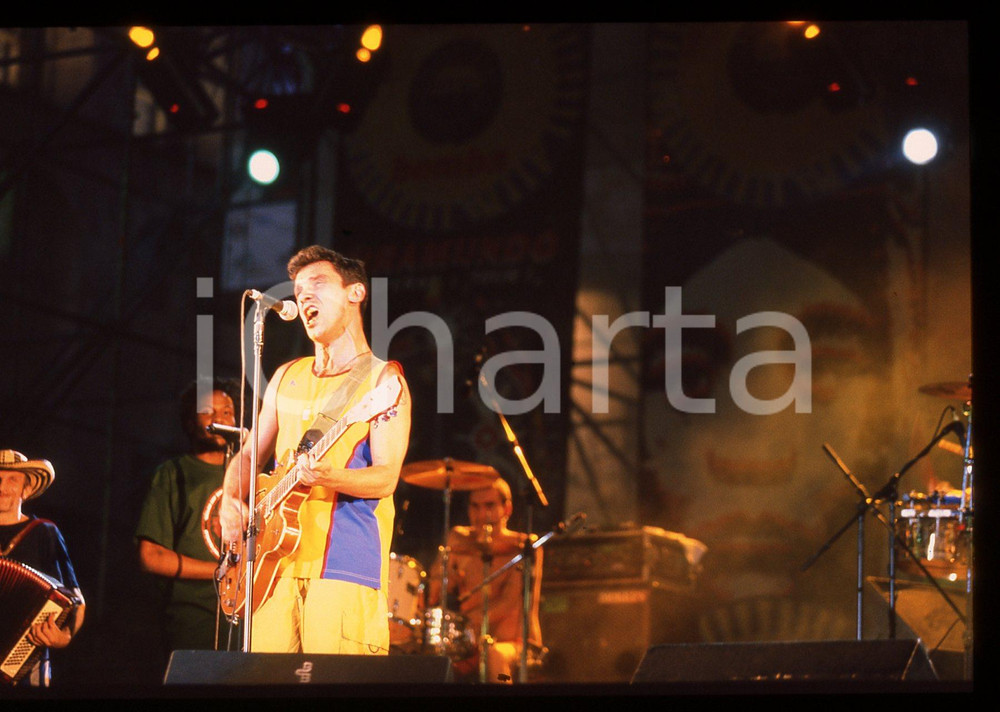 35mm vintage slide* 2001 MILANO Manu CHAO in concerto in Piazza del Duomo (14) Diapositiva d'epoca, in formato 35 mm. CONDIZIONI: GOODE' severamente vietata la riproduzione. Tutti i diritti sono riservati. ICharta mette in vendita, sul negozio eBay e in esclusiva sul sito "icharta" il proprio archivio composto da numerose diapositive e negativi fotografici d'epoca, tutti originali e autentici, che attraversano la storia del costume italiano tra gli la fine degli anni Sessanta e Novanta.Si tratta di uno sguardo inedito sull'attualit&agrave;, la politica, la vita quotidiana, il gossip e la cultura, che fotografa il cambiamento della nazione in quest'ultimo scorcio del XX secolo. Un'occasione unica per il mercato del collezionismo, che vede finalmente disponibile un archivio eccezionale per vastit&agrave;, tematiche e condizioni, in un settore (il negativo fotografico e la diapositiva) di assoluta novit&agrave; e dalle interessanti prospettive di investimento.  originale e autentica 1