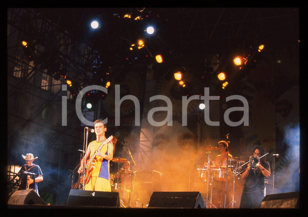 35mm vintage slide* 2001 MILANO Manu CHAO in concerto in Piazza del Duomo (16) Diapositiva d'epoca, in formato 35 mm. CONDIZIONI: GOODE' severamente vietata la riproduzione. Tutti i diritti sono riservati. ICharta mette in vendita, sul negozio eBay e in esclusiva sul sito "icharta" il proprio archivio composto da numerose diapositive e negativi fotografici d'epoca, tutti originali e autentici, che attraversano la storia del costume italiano tra gli la fine degli anni Sessanta e Novanta.Si tratta di uno sguardo inedito sull'attualit&agrave;, la politica, la vita quotidiana, il gossip e la cultura, che fotografa il cambiamento della nazione in quest'ultimo scorcio del XX secolo. Un'occasione unica per il mercato del collezionismo, che vede finalmente disponibile un archivio eccezionale per vastit&agrave;, tematiche e condizioni, in un settore (il negativo fotografico e la diapositiva) di assoluta novit&agrave; e dalle interessanti prospettive di investimento.  originale e autentica 1