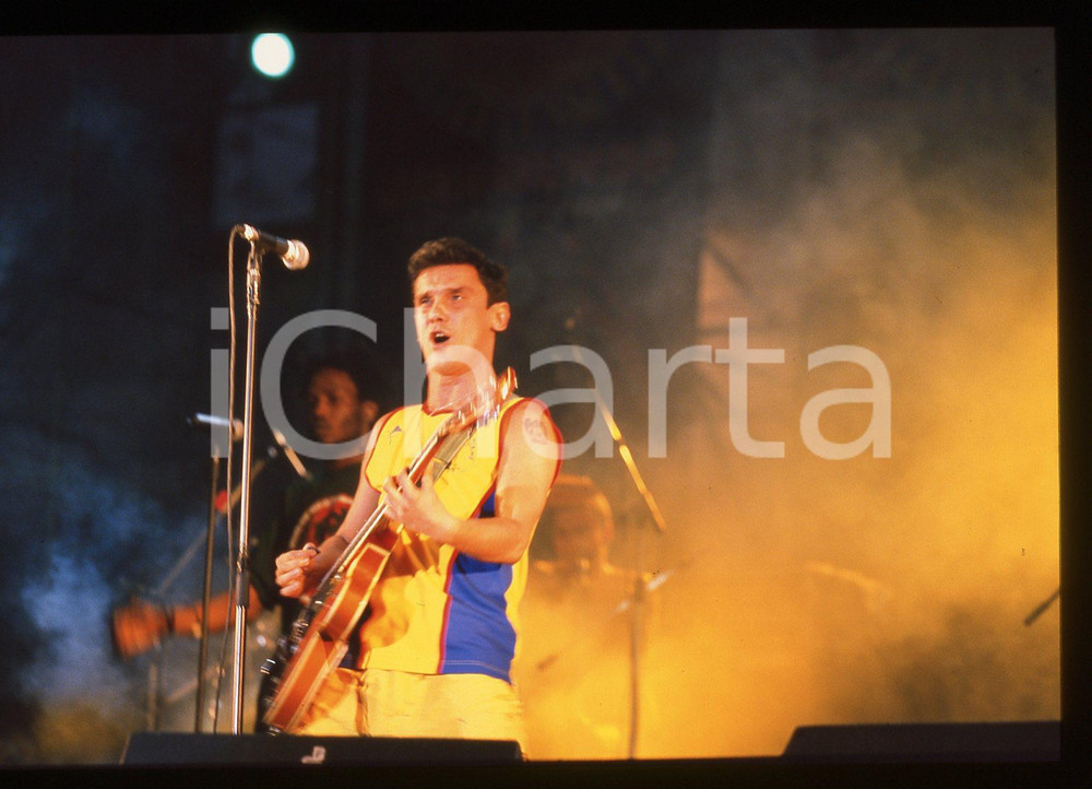 35mm vintage slide* 2001 MILANO Manu CHAO in concerto in Piazza del Duomo (17) Diapositiva d'epoca, in formato 35 mm. CONDIZIONI: GOODE' severamente vietata la riproduzione. Tutti i diritti sono riservati. ICharta mette in vendita, sul negozio eBay e in esclusiva sul sito "icharta" il proprio archivio composto da numerose diapositive e negativi fotografici d'epoca, tutti originali e autentici, che attraversano la storia del costume italiano tra gli la fine degli anni Sessanta e Novanta.Si tratta di uno sguardo inedito sull'attualit&agrave;, la politica, la vita quotidiana, il gossip e la cultura, che fotografa il cambiamento della nazione in quest'ultimo scorcio del XX secolo. Un'occasione unica per il mercato del collezionismo, che vede finalmente disponibile un archivio eccezionale per vastit&agrave;, tematiche e condizioni, in un settore (il negativo fotografico e la diapositiva) di assoluta novit&agrave; e dalle interessanti prospettive di investimento.  originale e autentica 1