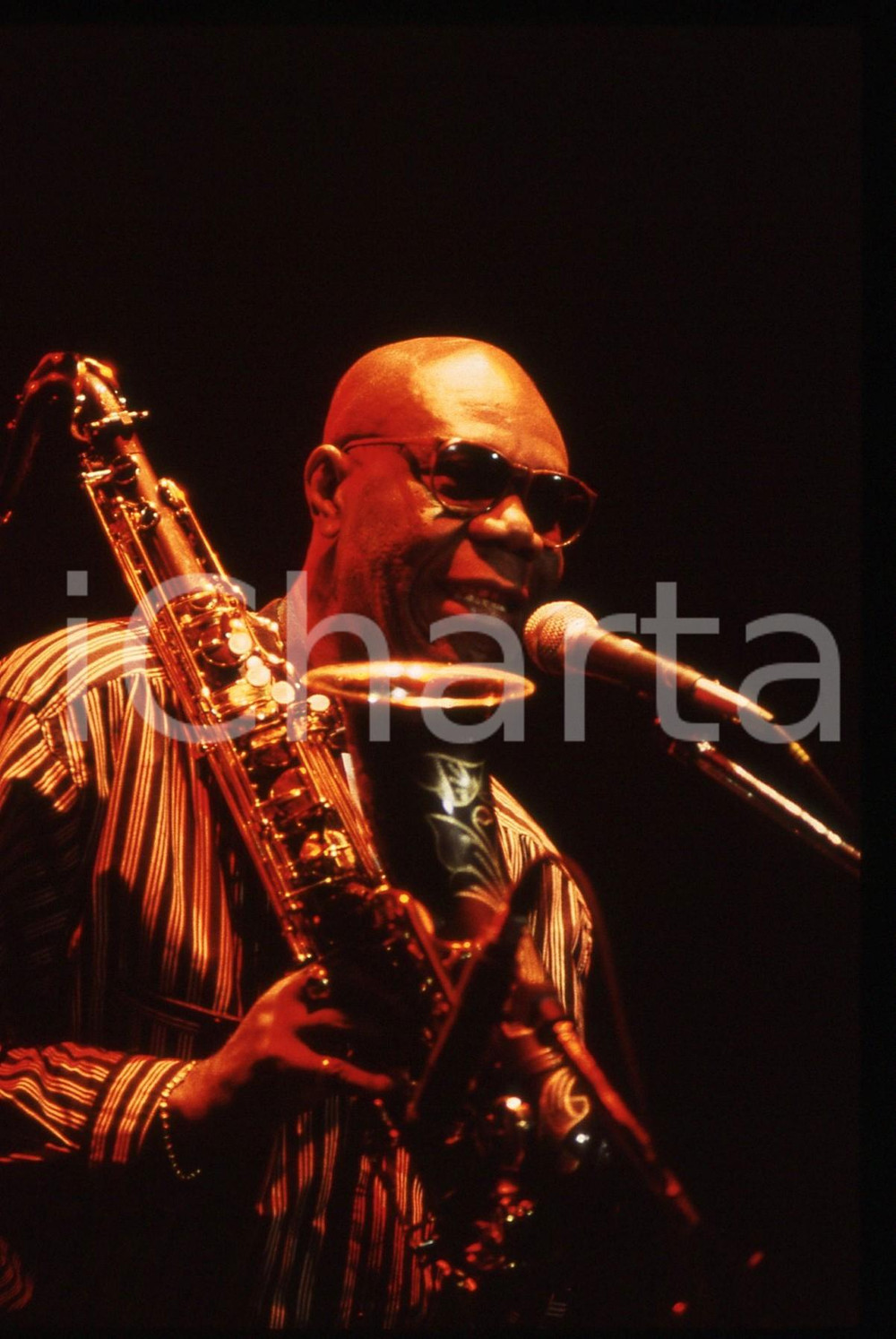 35mm vintage slide* 1990ca Milano Manu DIBANGO durante un concerto (7) Diapositiva d'epoca, in formato 35 mm. CONDIZIONI: GOODE' severamente vietata la riproduzione. Tutti i diritti sono riservati. ICharta mette in vendita, sul negozio eBay e in esclusiva sul sito "icharta" il proprio archivio composto da numerose diapositive e negativi fotografici d'epoca, tutti originali e autentici, che attraversano la storia del costume italiano tra gli la fine degli anni Sessanta e Novanta.Si tratta di uno sguardo inedito sull'attualit&agrave;, la politica, la vita quotidiana, il gossip e la cultura, che fotografa il cambiamento della nazione in quest'ultimo scorcio del XX secolo. Un'occasione unica per il mercato del collezionismo, che vede finalmente disponibile un archivio eccezionale per vastit&agrave;, tematiche e condizioni, in un settore (il negativo fotografico e la diapositiva) di assoluta novit&agrave; e dalle interessanti prospettive di investimento.  originale e autentica 1