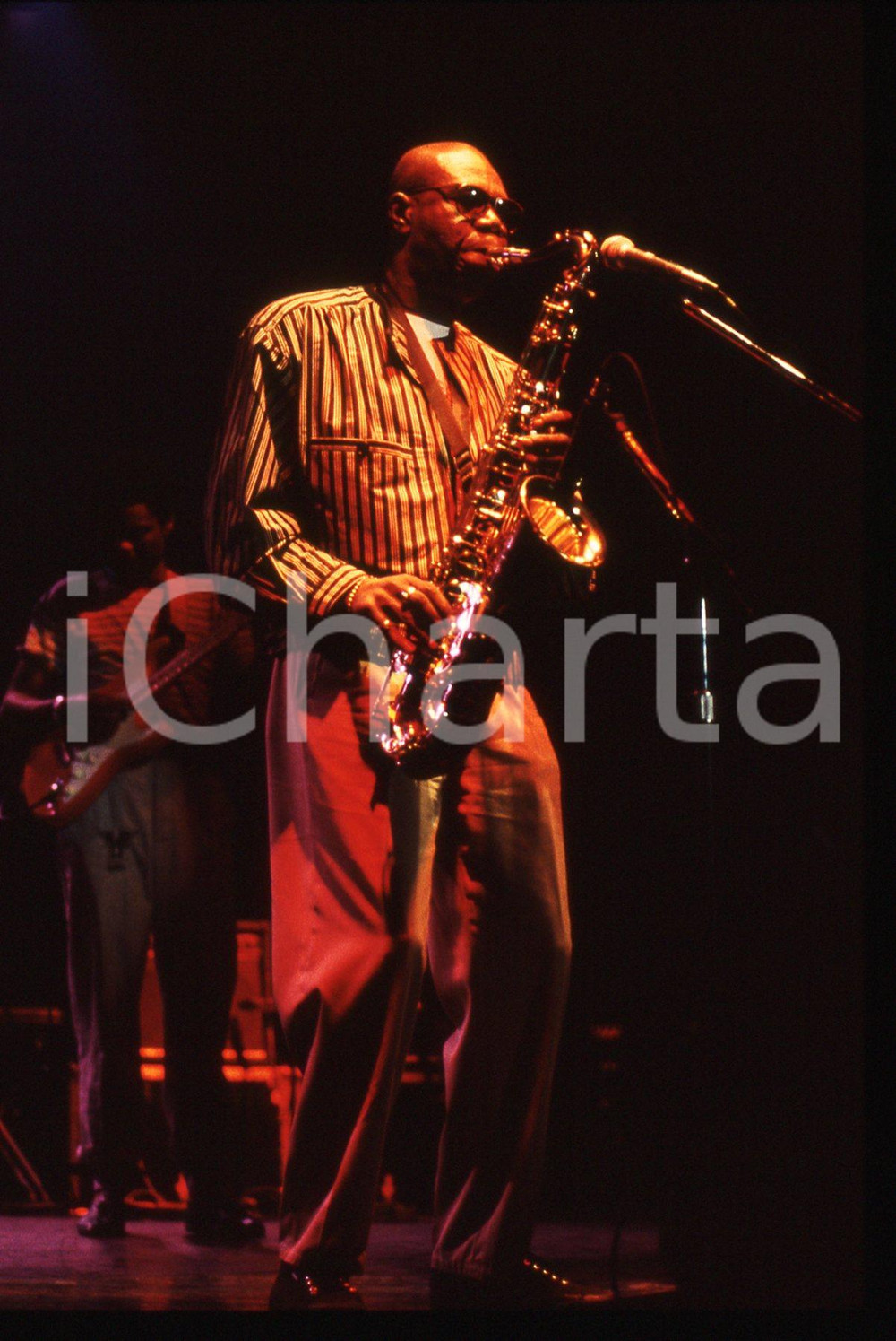 35mm vintage slide* 1990ca Milano Manu DIBANGO durante un concerto (9) Diapositiva d'epoca, in formato 35 mm. CONDIZIONI: GOODE' severamente vietata la riproduzione. Tutti i diritti sono riservati. ICharta mette in vendita, sul negozio eBay e in esclusiva sul sito "icharta" il proprio archivio composto da numerose diapositive e negativi fotografici d'epoca, tutti originali e autentici, che attraversano la storia del costume italiano tra gli la fine degli anni Sessanta e Novanta.Si tratta di uno sguardo inedito sull'attualit&agrave;, la politica, la vita quotidiana, il gossip e la cultura, che fotografa il cambiamento della nazione in quest'ultimo scorcio del XX secolo. Un'occasione unica per il mercato del collezionismo, che vede finalmente disponibile un archivio eccezionale per vastit&agrave;, tematiche e condizioni, in un settore (il negativo fotografico e la diapositiva) di assoluta novit&agrave; e dalle interessanti prospettive di investimento.  originale e autentica 1