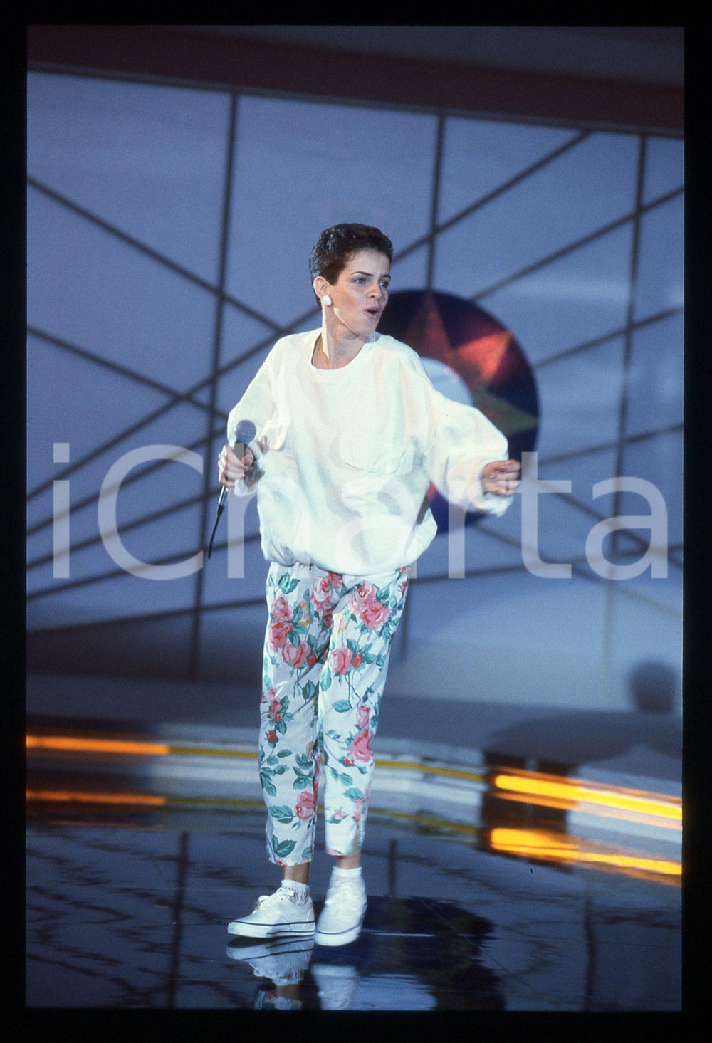 35mm vintage slide* 1984 RIVA DEL GARDA Lucia MONTANARI "LUCIA" in concerto (5) La diapositiva &egrave; stata scattata al Palazzo dei Congressi durante la Mostra Internazionale  Musica LeggeraDiapositiva d'epoca, in formato 35 mm. CONDIZIONI: GOODE' severamente vietata la riproduzione. Tutti i diritti sono riservati. ICharta mette in vendita, sul negozio eBay e in esclusiva sul sito "icharta" il proprio archivio composto da numerose diapositive e negativi fotografici d'epoca, tutti originali e autentici, che attraversano la storia del costume italiano tra gli la fine degli anni Sessanta e Novanta.Si tratta di uno sguardo inedito sull'attualit&agrave;, la politica, la vita quotidiana, il gossip e la cultura, che fotografa il cambiamento della nazione in quest'ultimo scorcio del XX secolo. Un'occasione unica per il mercato del collezionismo, che vede finalmente disponibile un archivio eccezionale per vastit&agrave;, tematiche e condizioni, in un settore (il negativo fotografico e la diapositiva) di assoluta novit&agrave; e dalle interessanti prospettive di investimento.  originale e autentica 1