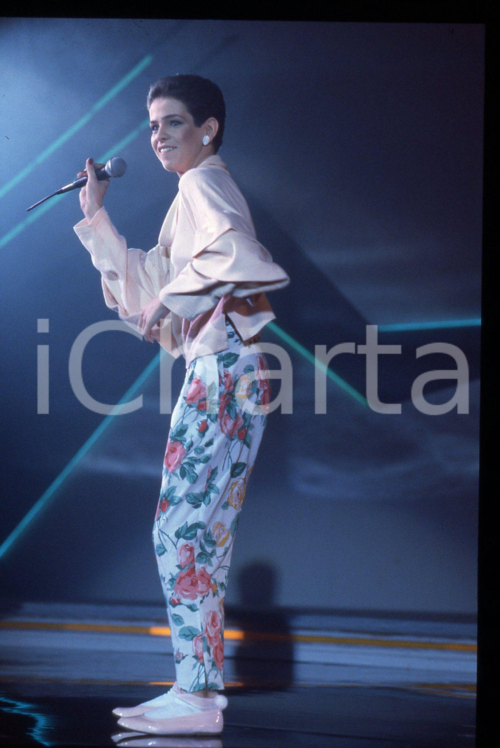 35mm vintage slide* 1984 RIVA DEL GARDA Lucia MONTANARI "LUCIA" in concerto (6) La diapositiva &egrave; stata scattata al Palazzo dei Congressi durante la Mostra Internazionale  Musica LeggeraDiapositiva d'epoca, in formato 35 mm. CONDIZIONI: GOODE' severamente vietata la riproduzione. Tutti i diritti sono riservati. ICharta mette in vendita, sul negozio eBay e in esclusiva sul sito "icharta" il proprio archivio composto da numerose diapositive e negativi fotografici d'epoca, tutti originali e autentici, che attraversano la storia del costume italiano tra gli la fine degli anni Sessanta e Novanta.Si tratta di uno sguardo inedito sull'attualit&agrave;, la politica, la vita quotidiana, il gossip e la cultura, che fotografa il cambiamento della nazione in quest'ultimo scorcio del XX secolo. Un'occasione unica per il mercato del collezionismo, che vede finalmente disponibile un archivio eccezionale per vastit&agrave;, tematiche e condizioni, in un settore (il negativo fotografico e la diapositiva) di assoluta novit&agrave; e dalle interessanti prospettive di investimento.  originale e autentica 1