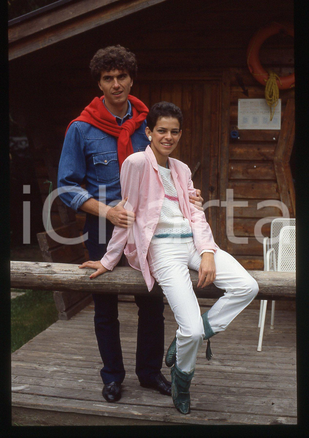 35mm vintage slide* 1984 RIVA DEL GARDA Lucia MONTANARI "LUCIA" Ritratto (6) La diapositiva &egrave; stata scattata in occasione della Mostra Internazionale  Musica LeggeraDiapositiva d'epoca, in formato 35 mm. CONDIZIONI: GOODE' severamente vietata la riproduzione. Tutti i diritti sono riservati. ICharta mette in vendita, sul negozio eBay e in esclusiva sul sito "icharta" il proprio archivio composto da numerose diapositive e negativi fotografici d'epoca, tutti originali e autentici, che attraversano la storia del costume italiano tra gli la fine degli anni Sessanta e Novanta.Si tratta di uno sguardo inedito sull'attualit&agrave;, la politica, la vita quotidiana, il gossip e la cultura, che fotografa il cambiamento della nazione in quest'ultimo scorcio del XX secolo. Un'occasione unica per il mercato del collezionismo, che vede finalmente disponibile un archivio eccezionale per vastit&agrave;, tematiche e condizioni, in un settore (il negativo fotografico e la diapositiva) di assoluta novit&agrave; e dalle interessanti prospettive di investimento.  originale e autentica 1
