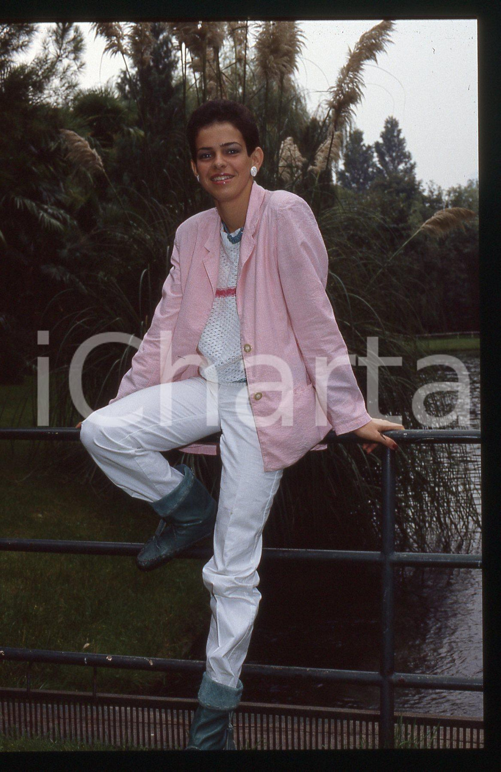 35mm vintage slide* 1984 RIVA DEL GARDA Lucia MONTANARI "LUCIA" Ritratto (9) La diapositiva &egrave; stata scattata in occasione della Mostra Internazionale  Musica LeggeraDiapositiva d'epoca, in formato 35 mm. CONDIZIONI: GOODE' severamente vietata la riproduzione. Tutti i diritti sono riservati. ICharta mette in vendita, sul negozio eBay e in esclusiva sul sito "icharta" il proprio archivio composto da numerose diapositive e negativi fotografici d'epoca, tutti originali e autentici, che attraversano la storia del costume italiano tra gli la fine degli anni Sessanta e Novanta.Si tratta di uno sguardo inedito sull'attualit&agrave;, la politica, la vita quotidiana, il gossip e la cultura, che fotografa il cambiamento della nazione in quest'ultimo scorcio del XX secolo. Un'occasione unica per il mercato del collezionismo, che vede finalmente disponibile un archivio eccezionale per vastit&agrave;, tematiche e condizioni, in un settore (il negativo fotografico e la diapositiva) di assoluta novit&agrave; e dalle interessanti prospettive di investimento.  originale e autentica 1