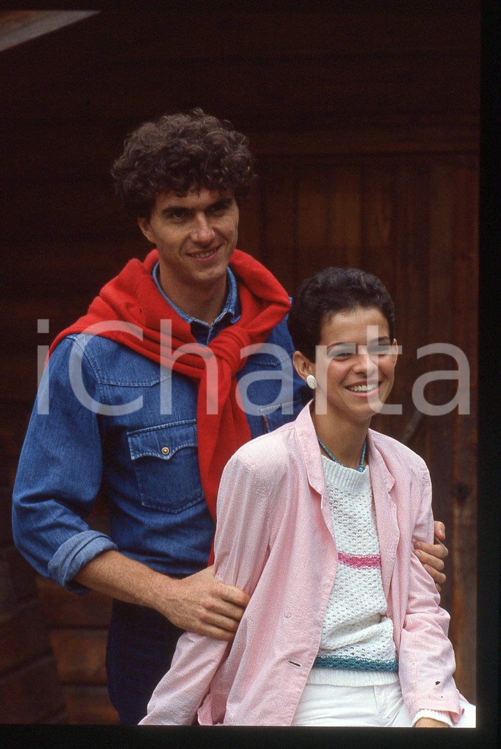 35mm vintage slide* 1984 RIVA DEL GARDA Lucia MONTANARI "LUCIA" Ritratto (14) La diapositiva &egrave; stata scattata in occasione della Mostra Internazionale  Musica LeggeraDiapositiva d'epoca, in formato 35 mm. CONDIZIONI: GOODE' severamente vietata la riproduzione. Tutti i diritti sono riservati. ICharta mette in vendita, sul negozio eBay e in esclusiva sul sito "icharta" il proprio archivio composto da numerose diapositive e negativi fotografici d'epoca, tutti originali e autentici, che attraversano la storia del costume italiano tra gli la fine degli anni Sessanta e Novanta.Si tratta di uno sguardo inedito sull'attualit&agrave;, la politica, la vita quotidiana, il gossip e la cultura, che fotografa il cambiamento della nazione in quest'ultimo scorcio del XX secolo. Un'occasione unica per il mercato del collezionismo, che vede finalmente disponibile un archivio eccezionale per vastit&agrave;, tematiche e condizioni, in un settore (il negativo fotografico e la diapositiva) di assoluta novit&agrave; e dalle interessanti prospettive di investimento.  originale e autentica 1