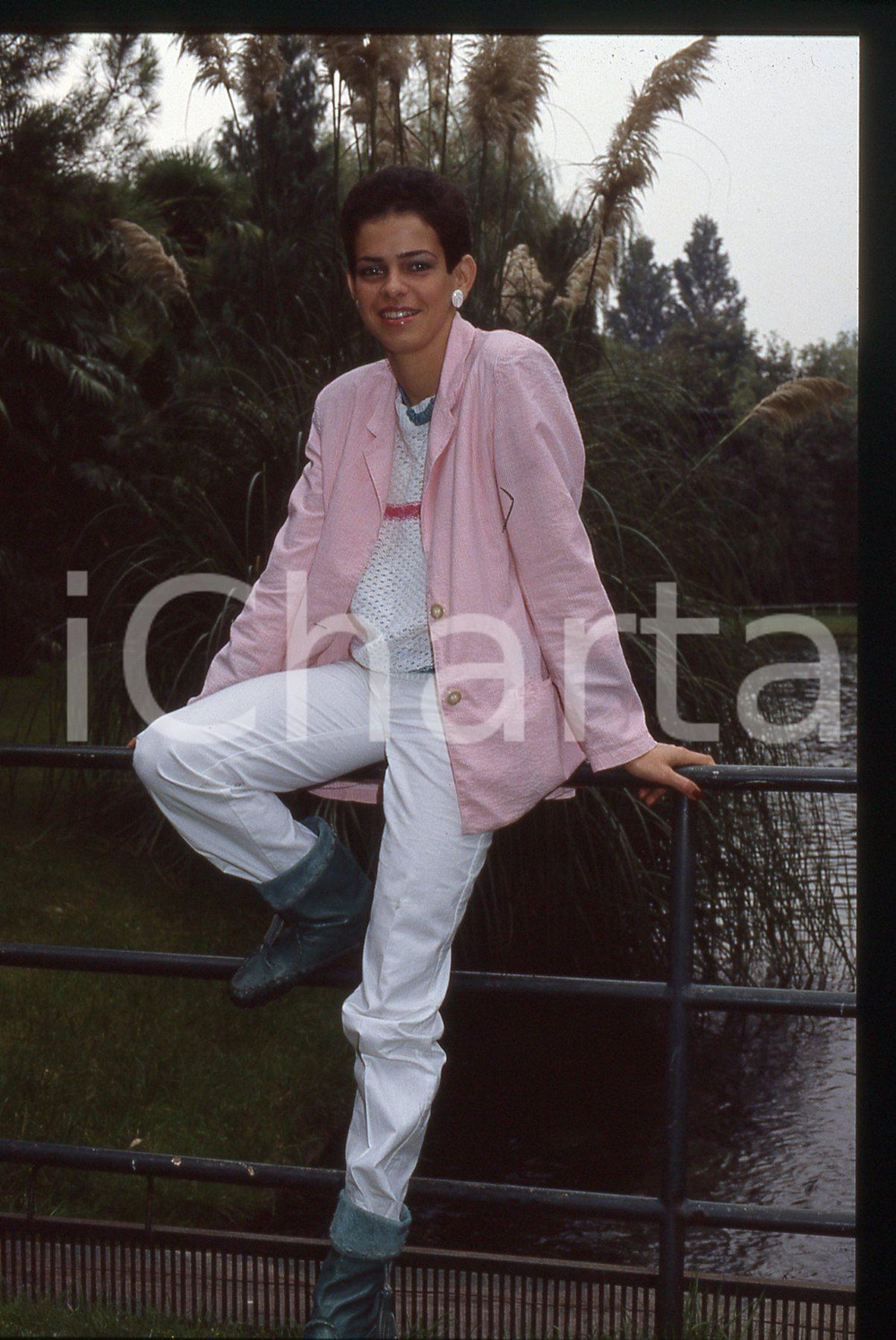 35mm vintage slide* 1984 RIVA DEL GARDA Lucia MONTANARI "LUCIA" Ritratto (16) La diapositiva &egrave; stata scattata in occasione della Mostra Internazionale  Musica LeggeraDiapositiva d'epoca, in formato 35 mm. CONDIZIONI: GOODE' severamente vietata la riproduzione. Tutti i diritti sono riservati. ICharta mette in vendita, sul negozio eBay e in esclusiva sul sito "icharta" il proprio archivio composto da numerose diapositive e negativi fotografici d'epoca, tutti originali e autentici, che attraversano la storia del costume italiano tra gli la fine degli anni Sessanta e Novanta.Si tratta di uno sguardo inedito sull'attualit&agrave;, la politica, la vita quotidiana, il gossip e la cultura, che fotografa il cambiamento della nazione in quest'ultimo scorcio del XX secolo. Un'occasione unica per il mercato del collezionismo, che vede finalmente disponibile un archivio eccezionale per vastit&agrave;, tematiche e condizioni, in un settore (il negativo fotografico e la diapositiva) di assoluta novit&agrave; e dalle interessanti prospettive di investimento.  originale e autentica 1