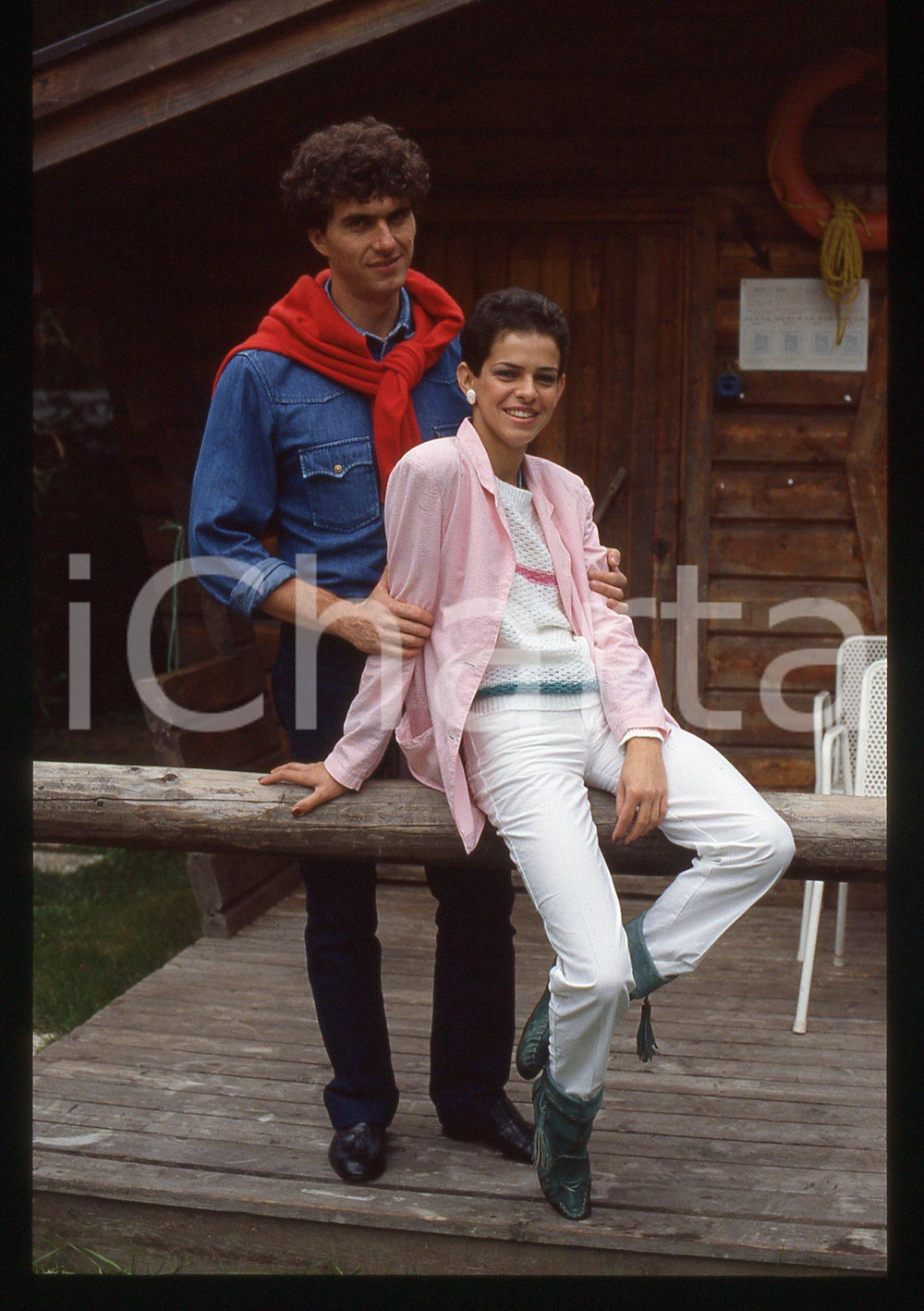 35mm vintage slide* 1984 RIVA DEL GARDA Lucia MONTANARI "LUCIA" Ritratto (17) La diapositiva &egrave; stata scattata in occasione della Mostra Internazionale  Musica LeggeraDiapositiva d'epoca, in formato 35 mm. CONDIZIONI: GOODE' severamente vietata la riproduzione. Tutti i diritti sono riservati. ICharta mette in vendita, sul negozio eBay e in esclusiva sul sito "icharta" il proprio archivio composto da numerose diapositive e negativi fotografici d'epoca, tutti originali e autentici, che attraversano la storia del costume italiano tra gli la fine degli anni Sessanta e Novanta.Si tratta di uno sguardo inedito sull'attualit&agrave;, la politica, la vita quotidiana, il gossip e la cultura, che fotografa il cambiamento della nazione in quest'ultimo scorcio del XX secolo. Un'occasione unica per il mercato del collezionismo, che vede finalmente disponibile un archivio eccezionale per vastit&agrave;, tematiche e condizioni, in un settore (il negativo fotografico e la diapositiva) di assoluta novit&agrave; e dalle interessanti prospettive di investimento.  originale e autentica 1