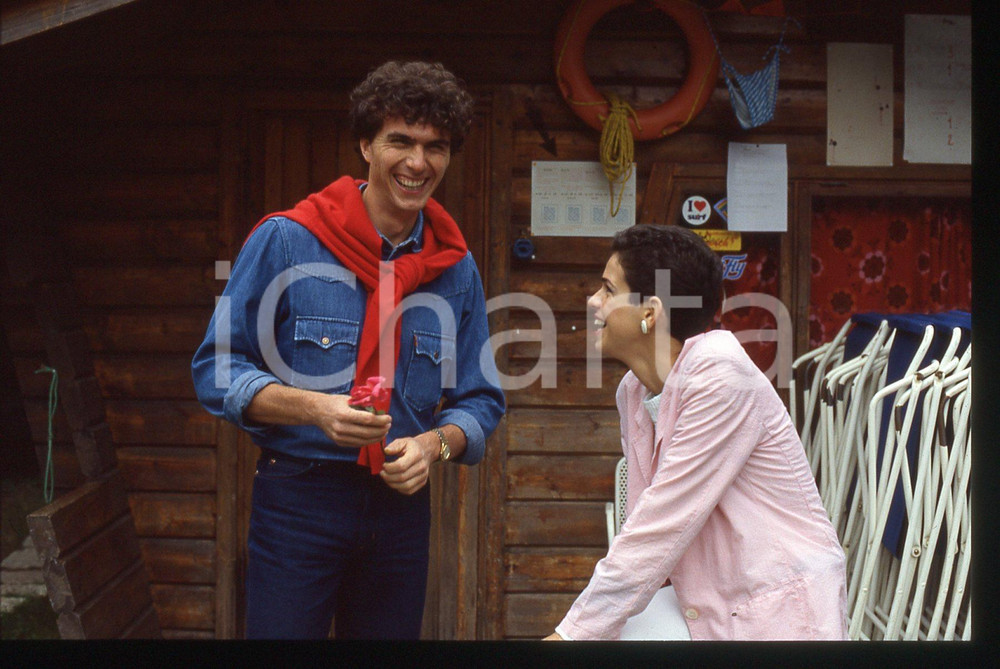 35mm vintage slide* 1984 RIVA DEL GARDA Lucia MONTANARI "LUCIA" Ritratto (18) La diapositiva &egrave; stata scattata in occasione della Mostra Internazionale  Musica LeggeraDiapositiva d'epoca, in formato 35 mm. CONDIZIONI: GOODE' severamente vietata la riproduzione. Tutti i diritti sono riservati. ICharta mette in vendita, sul negozio eBay e in esclusiva sul sito "icharta" il proprio archivio composto da numerose diapositive e negativi fotografici d'epoca, tutti originali e autentici, che attraversano la storia del costume italiano tra gli la fine degli anni Sessanta e Novanta.Si tratta di uno sguardo inedito sull'attualit&agrave;, la politica, la vita quotidiana, il gossip e la cultura, che fotografa il cambiamento della nazione in quest'ultimo scorcio del XX secolo. Un'occasione unica per il mercato del collezionismo, che vede finalmente disponibile un archivio eccezionale per vastit&agrave;, tematiche e condizioni, in un settore (il negativo fotografico e la diapositiva) di assoluta novit&agrave; e dalle interessanti prospettive di investimento.  originale e autentica 1