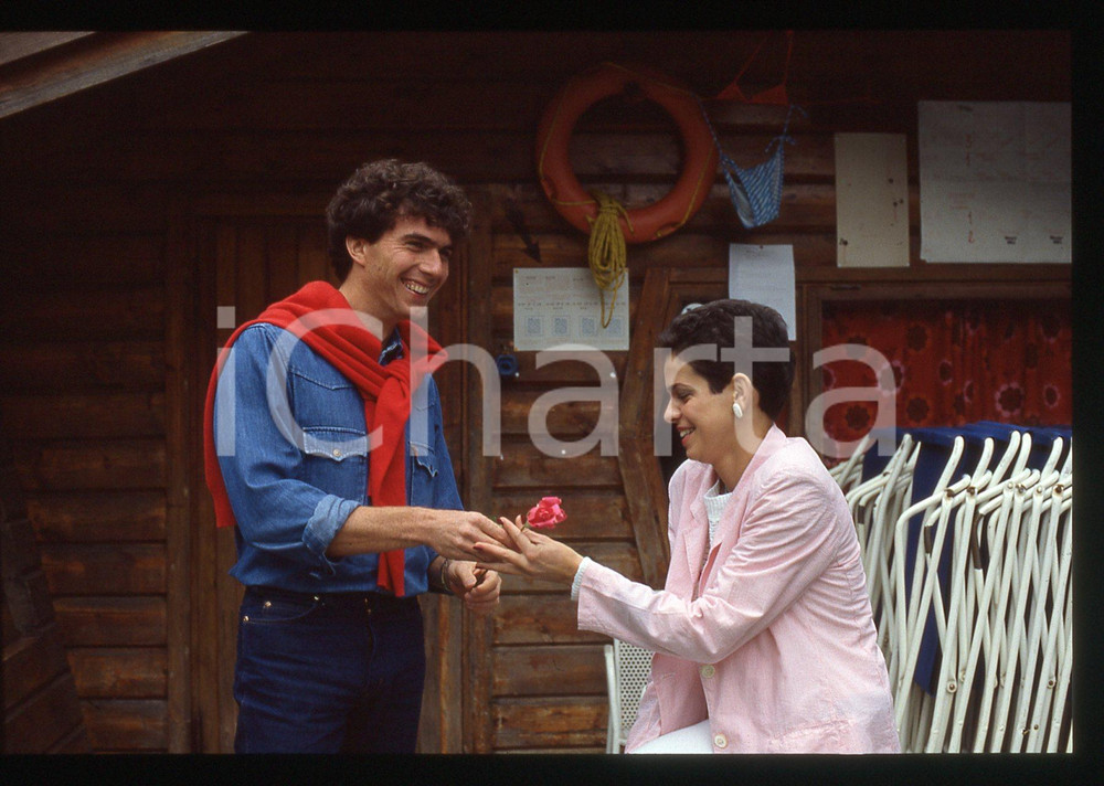 35mm vintage slide* 1984 RIVA DEL GARDA Lucia MONTANARI "LUCIA" Ritratto (19) La diapositiva &egrave; stata scattata in occasione della Mostra Internazionale  Musica LeggeraDiapositiva d'epoca, in formato 35 mm. CONDIZIONI: GOODE' severamente vietata la riproduzione. Tutti i diritti sono riservati. ICharta mette in vendita, sul negozio eBay e in esclusiva sul sito "icharta" il proprio archivio composto da numerose diapositive e negativi fotografici d'epoca, tutti originali e autentici, che attraversano la storia del costume italiano tra gli la fine degli anni Sessanta e Novanta.Si tratta di uno sguardo inedito sull'attualit&agrave;, la politica, la vita quotidiana, il gossip e la cultura, che fotografa il cambiamento della nazione in quest'ultimo scorcio del XX secolo. Un'occasione unica per il mercato del collezionismo, che vede finalmente disponibile un archivio eccezionale per vastit&agrave;, tematiche e condizioni, in un settore (il negativo fotografico e la diapositiva) di assoluta novit&agrave; e dalle interessanti prospettive di investimento.  originale e autentica 1