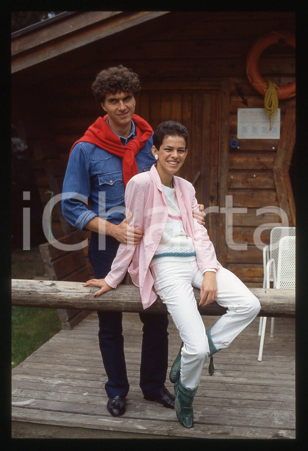 35mm vintage slide* 1984 RIVA DEL GARDA Lucia MONTANARI "LUCIA" Ritratto (20) La diapositiva &egrave; stata scattata in occasione della Mostra Internazionale  Musica LeggeraDiapositiva d'epoca, in formato 35 mm. CONDIZIONI: GOODE' severamente vietata la riproduzione. Tutti i diritti sono riservati. ICharta mette in vendita, sul negozio eBay e in esclusiva sul sito "icharta" il proprio archivio composto da numerose diapositive e negativi fotografici d'epoca, tutti originali e autentici, che attraversano la storia del costume italiano tra gli la fine degli anni Sessanta e Novanta.Si tratta di uno sguardo inedito sull'attualit&agrave;, la politica, la vita quotidiana, il gossip e la cultura, che fotografa il cambiamento della nazione in quest'ultimo scorcio del XX secolo. Un'occasione unica per il mercato del collezionismo, che vede finalmente disponibile un archivio eccezionale per vastit&agrave;, tematiche e condizioni, in un settore (il negativo fotografico e la diapositiva) di assoluta novit&agrave; e dalle interessanti prospettive di investimento.  originale e autentica 1