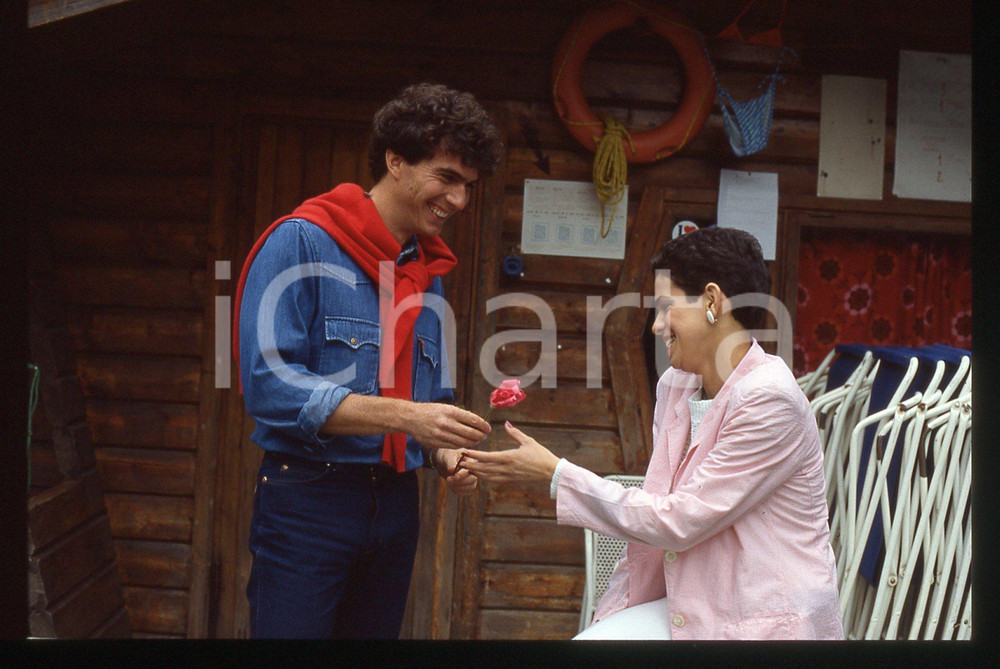 35mm vintage slide* 1984 RIVA DEL GARDA Lucia MONTANARI "LUCIA" Ritratto (21) La diapositiva &egrave; stata scattata in occasione della Mostra Internazionale  Musica LeggeraDiapositiva d'epoca, in formato 35 mm. CONDIZIONI: GOODE' severamente vietata la riproduzione. Tutti i diritti sono riservati. ICharta mette in vendita, sul negozio eBay e in esclusiva sul sito "icharta" il proprio archivio composto da numerose diapositive e negativi fotografici d'epoca, tutti originali e autentici, che attraversano la storia del costume italiano tra gli la fine degli anni Sessanta e Novanta.Si tratta di uno sguardo inedito sull'attualit&agrave;, la politica, la vita quotidiana, il gossip e la cultura, che fotografa il cambiamento della nazione in quest'ultimo scorcio del XX secolo. Un'occasione unica per il mercato del collezionismo, che vede finalmente disponibile un archivio eccezionale per vastit&agrave;, tematiche e condizioni, in un settore (il negativo fotografico e la diapositiva) di assoluta novit&agrave; e dalle interessanti prospettive di investimento.  originale e autentica 1