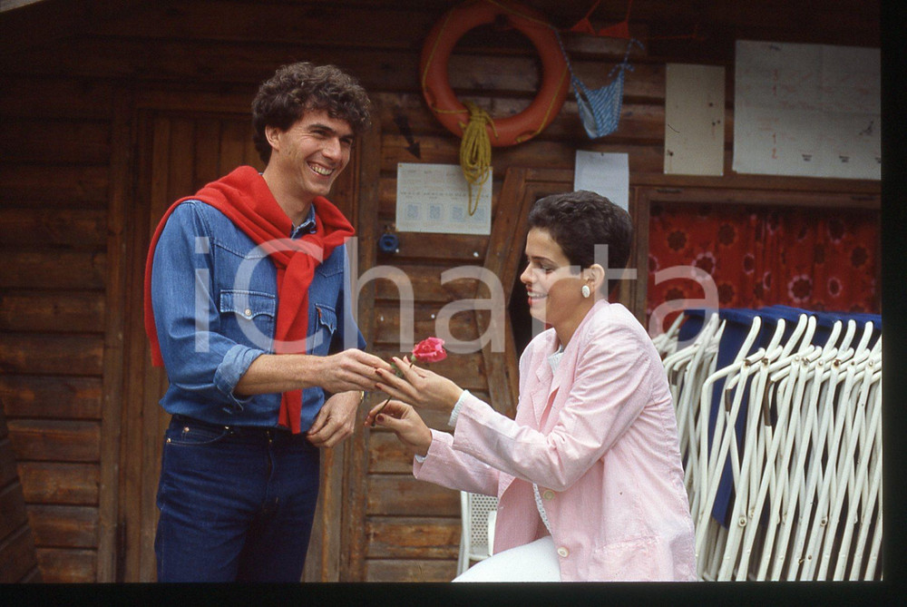 35mm vintage slide* 1984 RIVA DEL GARDA Lucia MONTANARI "LUCIA" Ritratto (22) La diapositiva &egrave; stata scattata in occasione della Mostra Internazionale  Musica LeggeraDiapositiva d'epoca, in formato 35 mm. CONDIZIONI: GOODE' severamente vietata la riproduzione. Tutti i diritti sono riservati. ICharta mette in vendita, sul negozio eBay e in esclusiva sul sito "icharta" il proprio archivio composto da numerose diapositive e negativi fotografici d'epoca, tutti originali e autentici, che attraversano la storia del costume italiano tra gli la fine degli anni Sessanta e Novanta.Si tratta di uno sguardo inedito sull'attualit&agrave;, la politica, la vita quotidiana, il gossip e la cultura, che fotografa il cambiamento della nazione in quest'ultimo scorcio del XX secolo. Un'occasione unica per il mercato del collezionismo, che vede finalmente disponibile un archivio eccezionale per vastit&agrave;, tematiche e condizioni, in un settore (il negativo fotografico e la diapositiva) di assoluta novit&agrave; e dalle interessanti prospettive di investimento.  originale e autentica 1