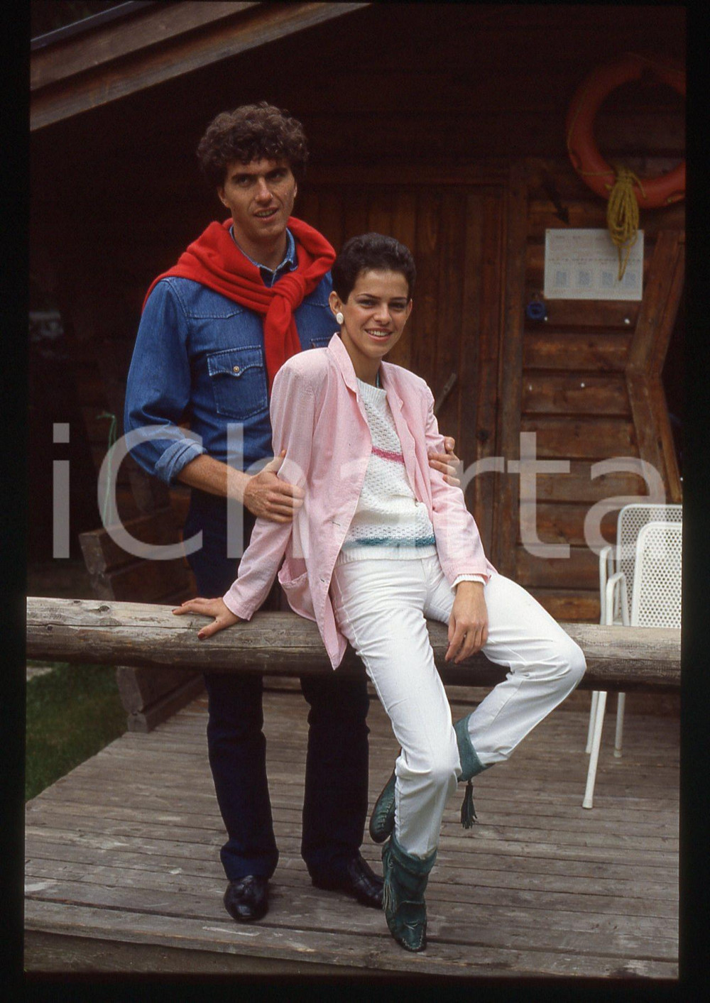 35mm vintage slide* 1984 RIVA DEL GARDA Lucia MONTANARI "LUCIA" Ritratto (25) La diapositiva &egrave; stata scattata in occasione della Mostra Internazionale  Musica LeggeraDiapositiva d'epoca, in formato 35 mm. CONDIZIONI: GOODE' severamente vietata la riproduzione. Tutti i diritti sono riservati. ICharta mette in vendita, sul negozio eBay e in esclusiva sul sito "icharta" il proprio archivio composto da numerose diapositive e negativi fotografici d'epoca, tutti originali e autentici, che attraversano la storia del costume italiano tra gli la fine degli anni Sessanta e Novanta.Si tratta di uno sguardo inedito sull'attualit&agrave;, la politica, la vita quotidiana, il gossip e la cultura, che fotografa il cambiamento della nazione in quest'ultimo scorcio del XX secolo. Un'occasione unica per il mercato del collezionismo, che vede finalmente disponibile un archivio eccezionale per vastit&agrave;, tematiche e condizioni, in un settore (il negativo fotografico e la diapositiva) di assoluta novit&agrave; e dalle interessanti prospettive di investimento.  originale e autentica 1