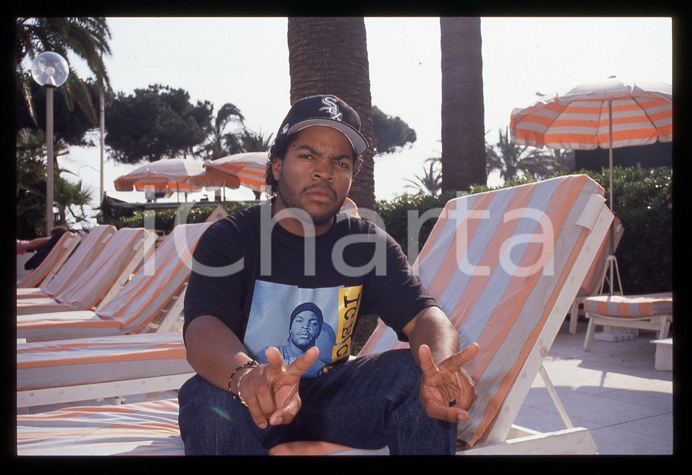 35mm vintage slide* 1991 CANNES O'Shea JACKSON "ICE CUBE" Ritratto (1) La diapositiva &egrave; stata scattata in occasione del Festival del CinemaDiapositiva d'epoca, in formato 35 mm. CONDIZIONI: GOODE' severamente vietata la riproduzione. Tutti i diritti sono riservati. ICharta mette in vendita, sul negozio eBay e in esclusiva sul sito "icharta" il proprio archivio composto da numerose diapositive e negativi fotografici d'epoca, tutti originali e autentici, che attraversano la storia del costume italiano tra gli la fine degli anni Sessanta e Novanta.Si tratta di uno sguardo inedito sull'attualit&agrave;, la politica, la vita quotidiana, il gossip e la cultura, che fotografa il cambiamento della nazione in quest'ultimo scorcio del XX secolo. Un'occasione unica per il mercato del collezionismo, che vede finalmente disponibile un archivio eccezionale per vastit&agrave;, tematiche e condizioni, in un settore (il negativo fotografico e la diapositiva) di assoluta novit&agrave; e dalle interessanti prospettive di investimento.  originale e autentica 1