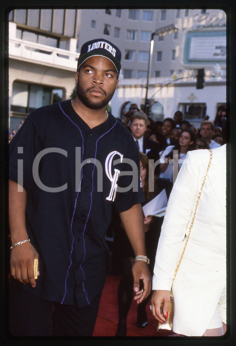 35mm vintage slide* 1991 CANNES O'Shea JACKSON "ICE CUBE" Ritratto (2) La diapositiva &egrave; stata scattata in occasione del Festival del CinemaDiapositiva d'epoca, in formato 35 mm. CONDIZIONI: GOODE' severamente vietata la riproduzione. Tutti i diritti sono riservati. ICharta mette in vendita, sul negozio eBay e in esclusiva sul sito "icharta" il proprio archivio composto da numerose diapositive e negativi fotografici d'epoca, tutti originali e autentici, che attraversano la storia del costume italiano tra gli la fine degli anni Sessanta e Novanta.Si tratta di uno sguardo inedito sull'attualit&agrave;, la politica, la vita quotidiana, il gossip e la cultura, che fotografa il cambiamento della nazione in quest'ultimo scorcio del XX secolo. Un'occasione unica per il mercato del collezionismo, che vede finalmente disponibile un archivio eccezionale per vastit&agrave;, tematiche e condizioni, in un settore (il negativo fotografico e la diapositiva) di assoluta novit&agrave; e dalle interessanti prospettive di investimento.  originale e autentica 1
