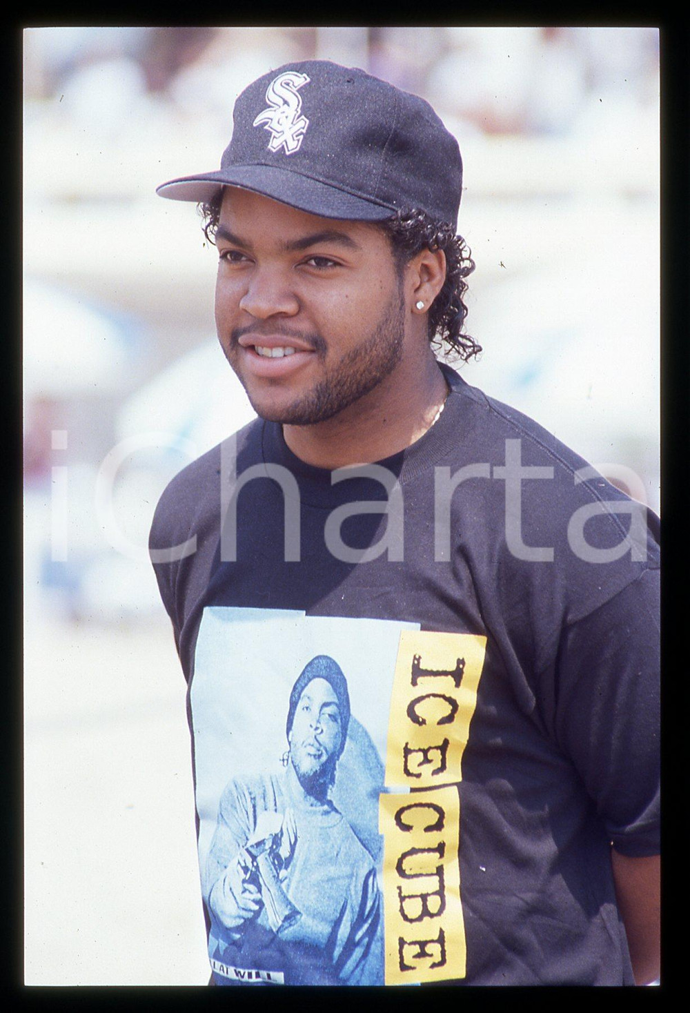 35mm vintage slide* 1991 CANNES O'Shea JACKSON "ICE CUBE" Ritratto (4) La diapositiva &egrave; stata scattata in occasione del Festival del CinemaDiapositiva d'epoca, in formato 35 mm. CONDIZIONI: GOODE' severamente vietata la riproduzione. Tutti i diritti sono riservati. ICharta mette in vendita, sul negozio eBay e in esclusiva sul sito "icharta" il proprio archivio composto da numerose diapositive e negativi fotografici d'epoca, tutti originali e autentici, che attraversano la storia del costume italiano tra gli la fine degli anni Sessanta e Novanta.Si tratta di uno sguardo inedito sull'attualit&agrave;, la politica, la vita quotidiana, il gossip e la cultura, che fotografa il cambiamento della nazione in quest'ultimo scorcio del XX secolo. Un'occasione unica per il mercato del collezionismo, che vede finalmente disponibile un archivio eccezionale per vastit&agrave;, tematiche e condizioni, in un settore (il negativo fotografico e la diapositiva) di assoluta novit&agrave; e dalle interessanti prospettive di investimento.  originale e autentica 1